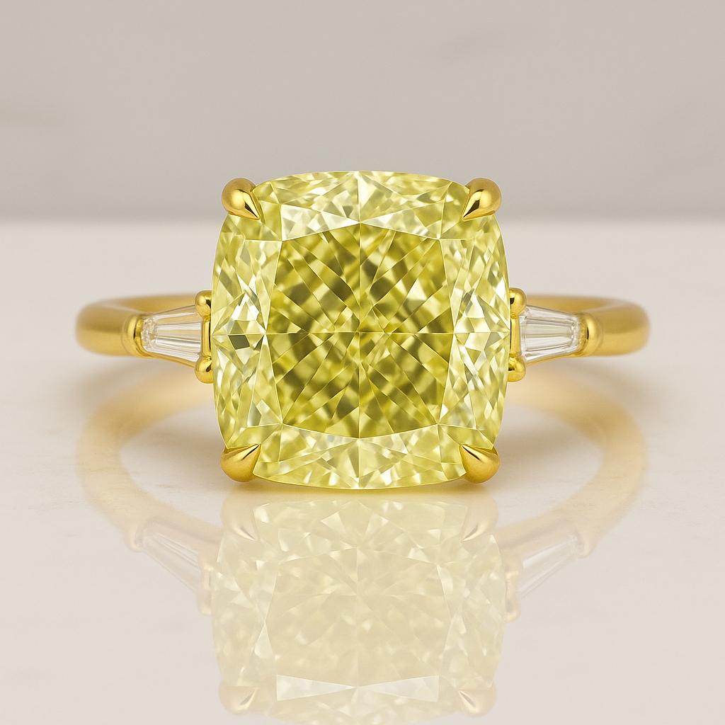 Taille coussin Bague à diamant coussin certifié GIA de 5.01 carats de couleur jaune fantaisie en vente