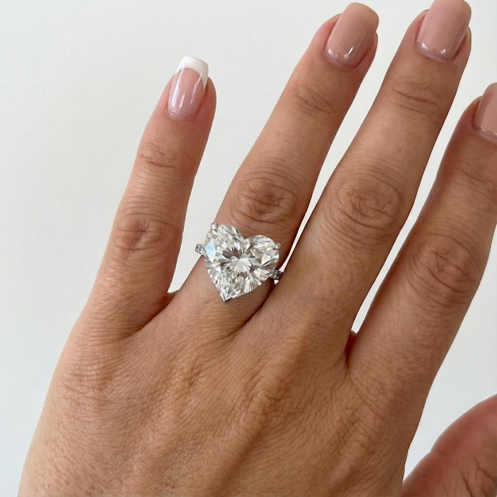 Taille cœur GIA Certified 5.01 Carat Heart-Shaped Diamond Ring en vente