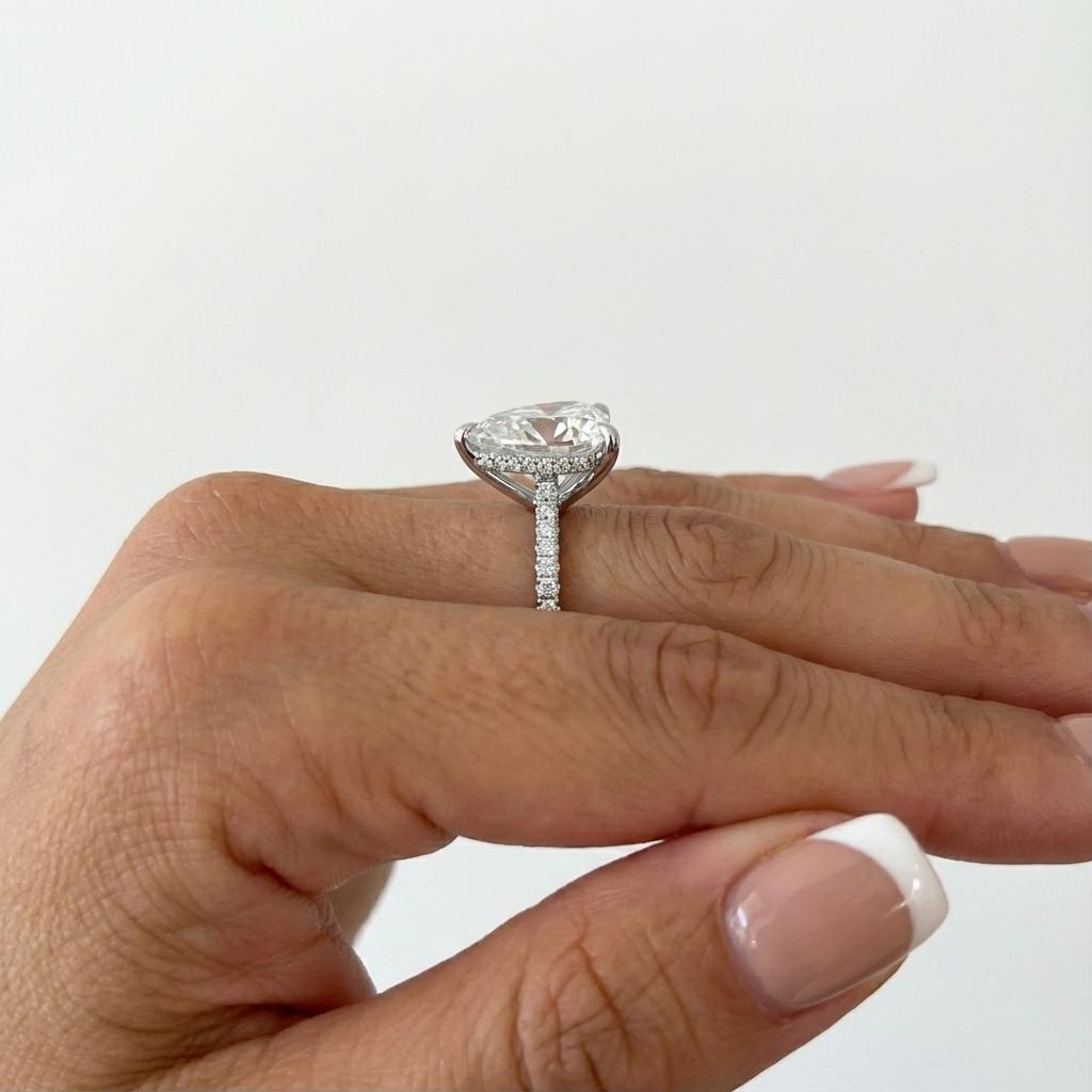 GIA Certified 5.01 Carat Heart-Shaped Diamond Ring Neuf - En vente à Chicago, IL