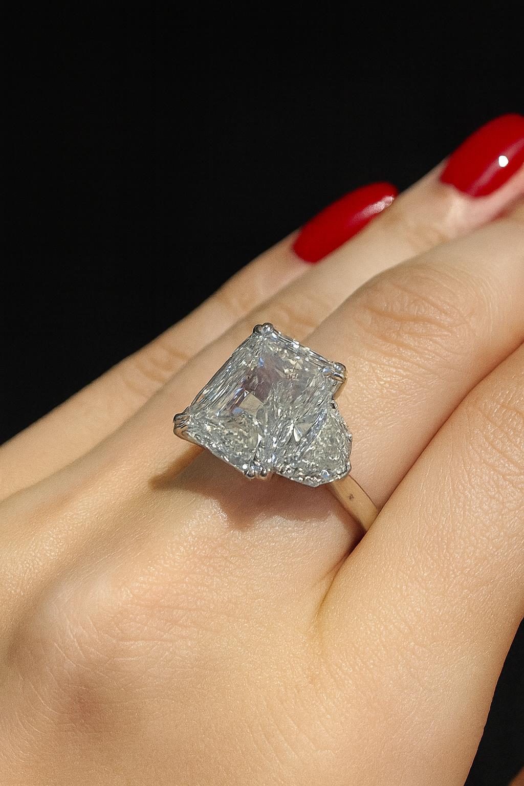 GIA-zertifizierter 5,01 Karat Diamantring im Radiant-Schliff mit Cadillac-Seitendiamanten Damen im Angebot