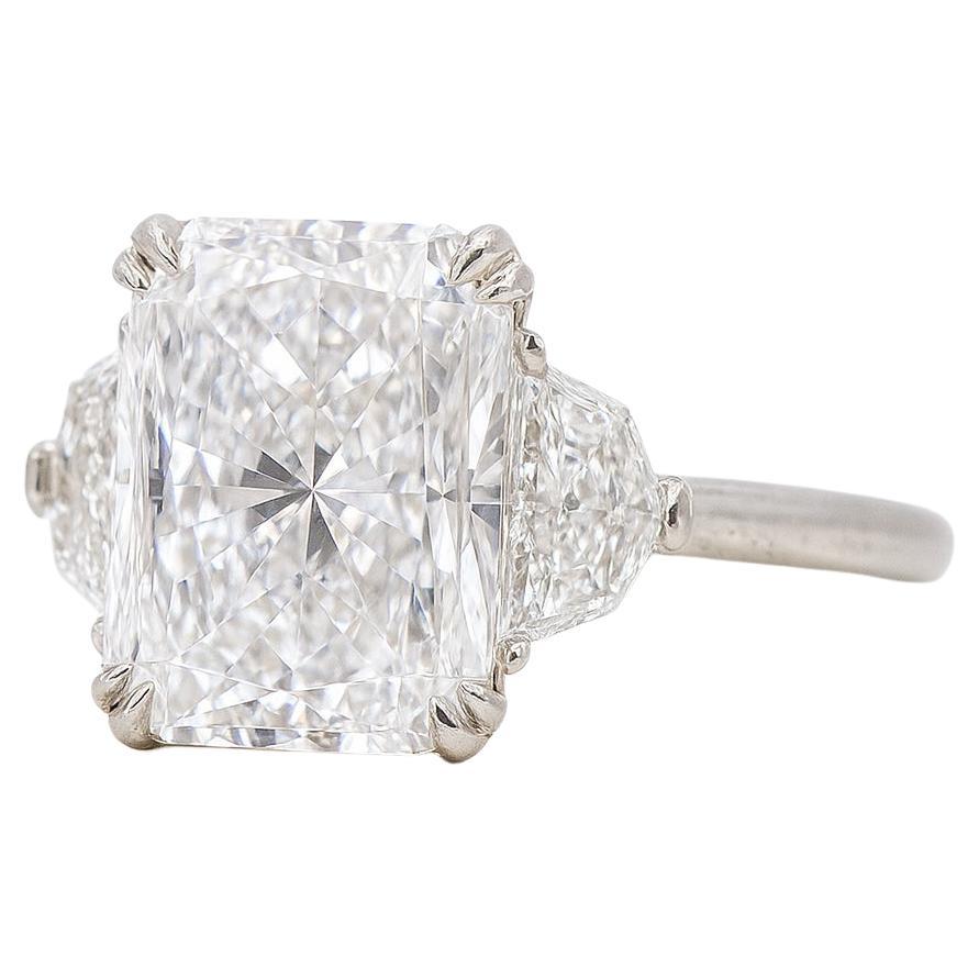 GIA-zertifizierter 5,01 Karat Diamantring im Radiant-Schliff mit Cadillac-Seitendiamanten im Angebot