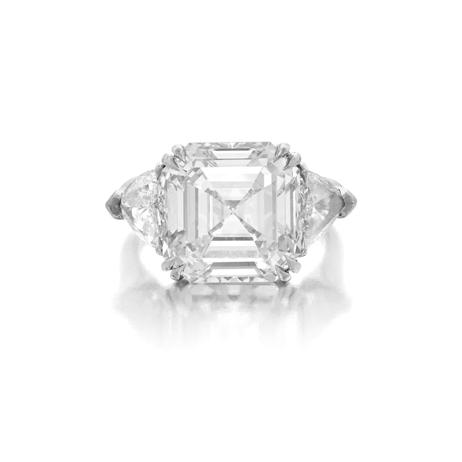 GIA-zertifizierter 5,01 Karat quadratischer Diamantring mit Smaragdschliff und seitlichen Diamanten im Billionenschliff in Platin

Diese außergewöhnliche Kreation präsentiert einen seltenen, GIA-zertifizierten 5,01 Karat schweren, quadratischen