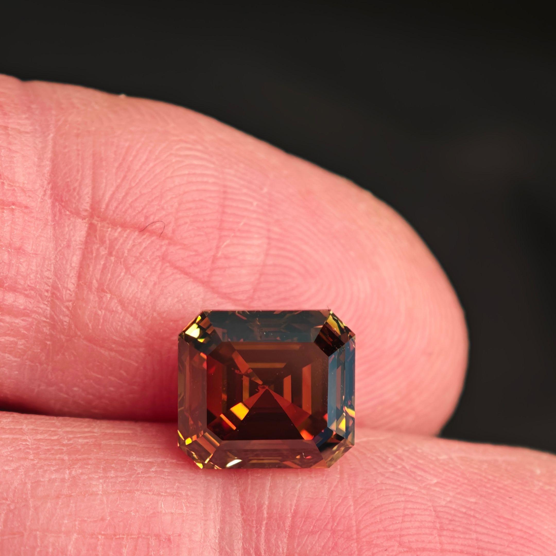 Cet exquis diamant brun orange fonc�é de 5,01ct présente une taille émeraude très recherchée, certifiée naturelle et extraite de la terre par le GIA (rapport n° 5201900088). Son extraordinaire couleur brun-orange rayonne d'une brillance raffinée, ce