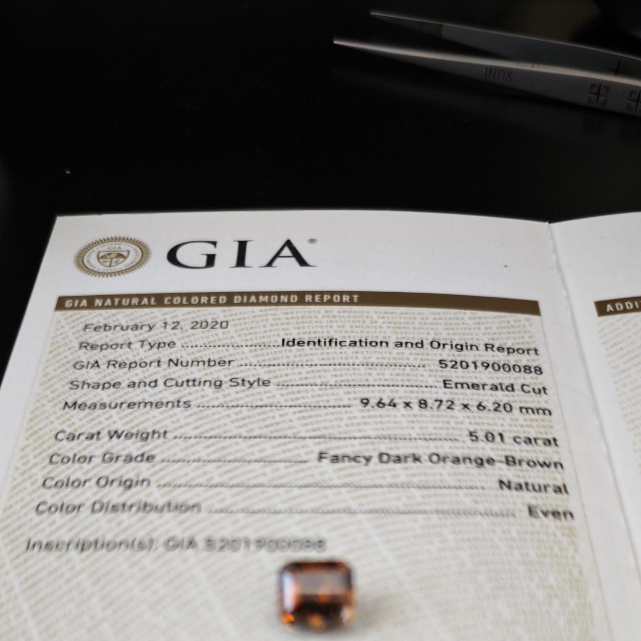 Diamant naturel certifié GIA de taille émeraude 5.01, de couleur orange brun foncé Unisexe en vente