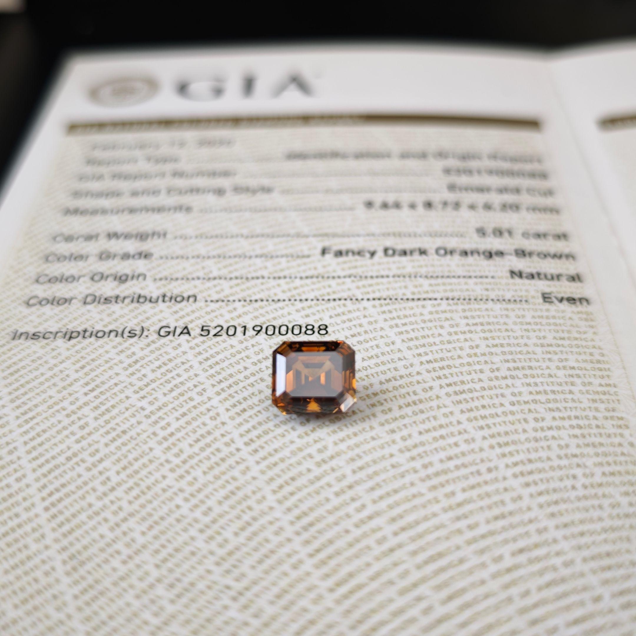 Diamant naturel certifié GIA de taille émeraude 5.01, de couleur orange brun foncé en vente 4