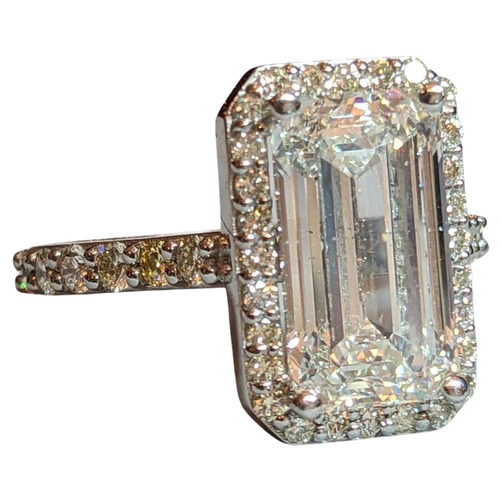 GIA Certified 5.01ct Emerald Cut Diamond Platinum Ring with Halo im Angebot