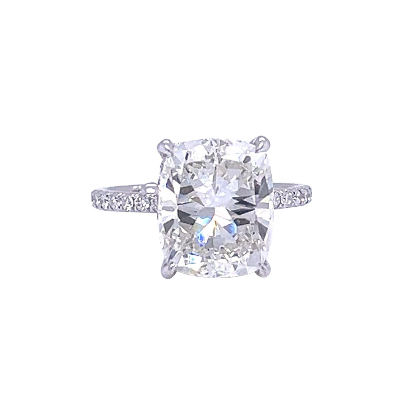 Moderniste Bague de fiançailles en or blanc certifiée GIA, avec diamant naturel taille coussin de 5,01 carats en vente