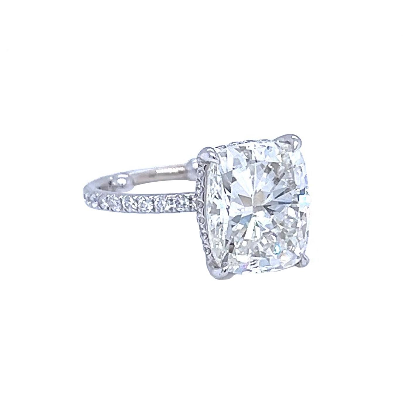 Bague de fiançailles en or blanc certifiée GIA, avec diamant naturel taille coussin de 5,01 carats Excellent état - En vente à Aventura, FL