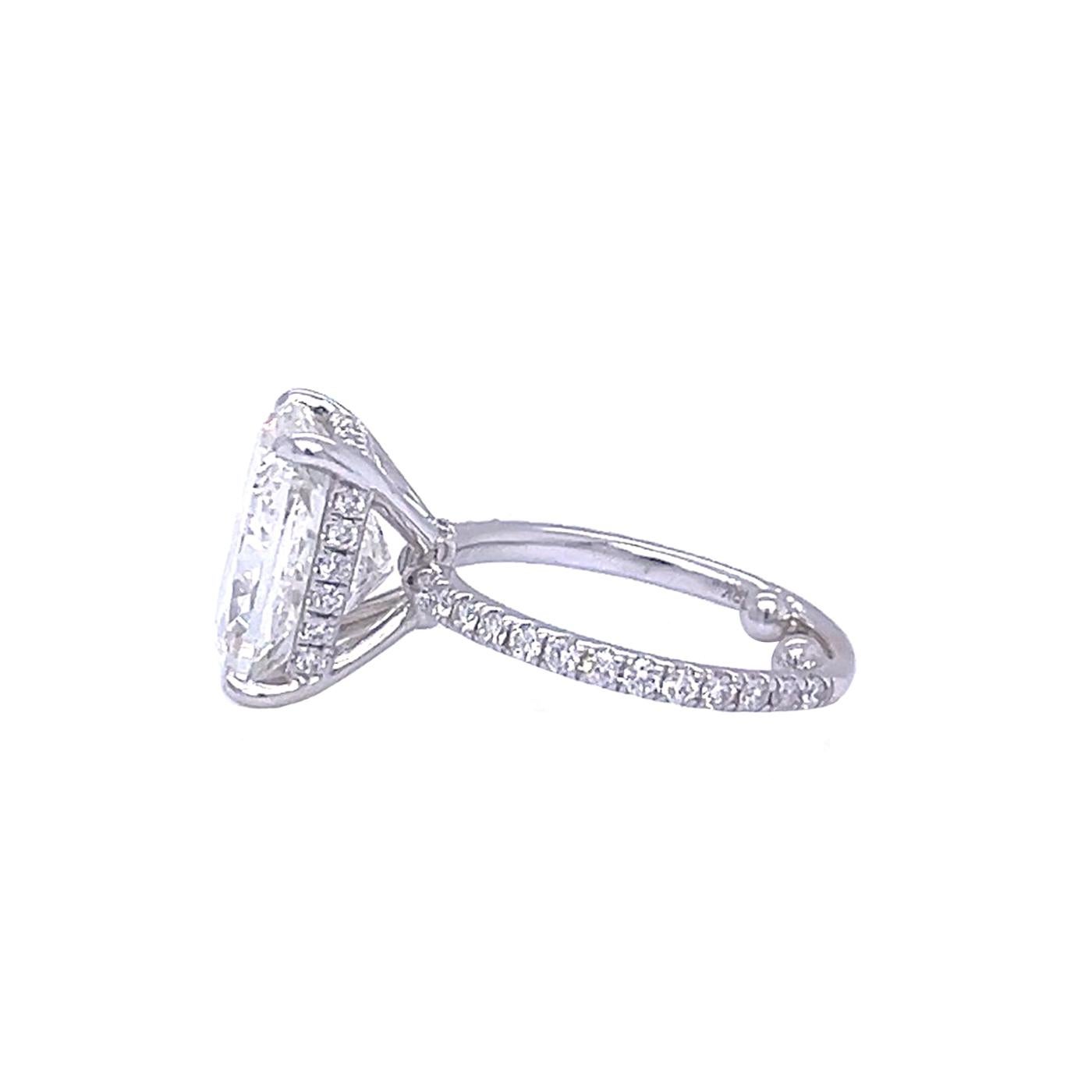 Bague de fiançailles en or blanc certifiée GIA, avec diamant naturel taille coussin de 5,01 carats en vente 3