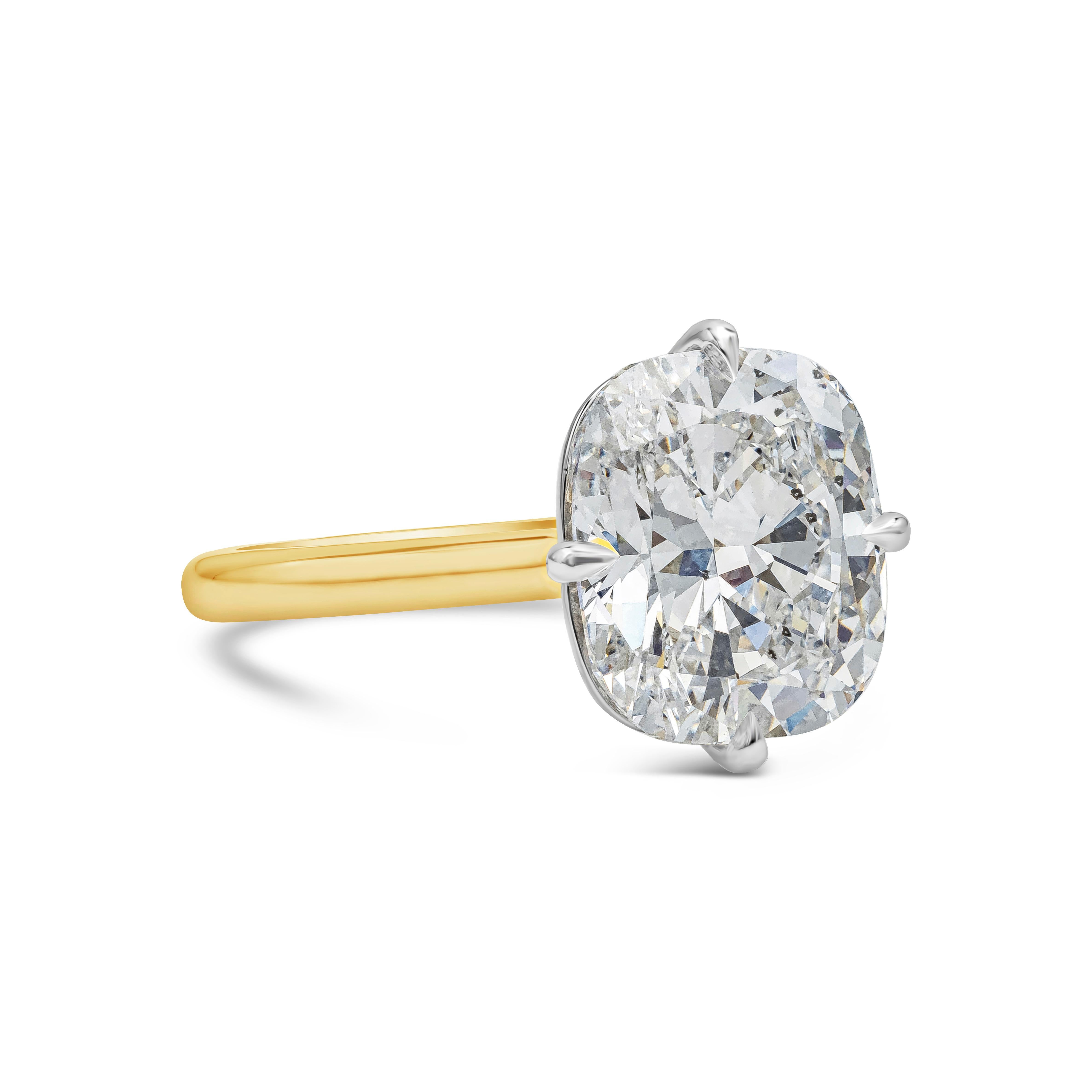 Ein wunderschöner Verlobungsring mit einem GIA-zertifizierten Diamanten im Kissenschliff von 5,02 Karat, Farbe D und Reinheit SI2. Eingefasst in einen einzigartigen Kompasskorb aus Platin. Der Korb ist in ein dünnes Band aus 18 Karat Gelbgold