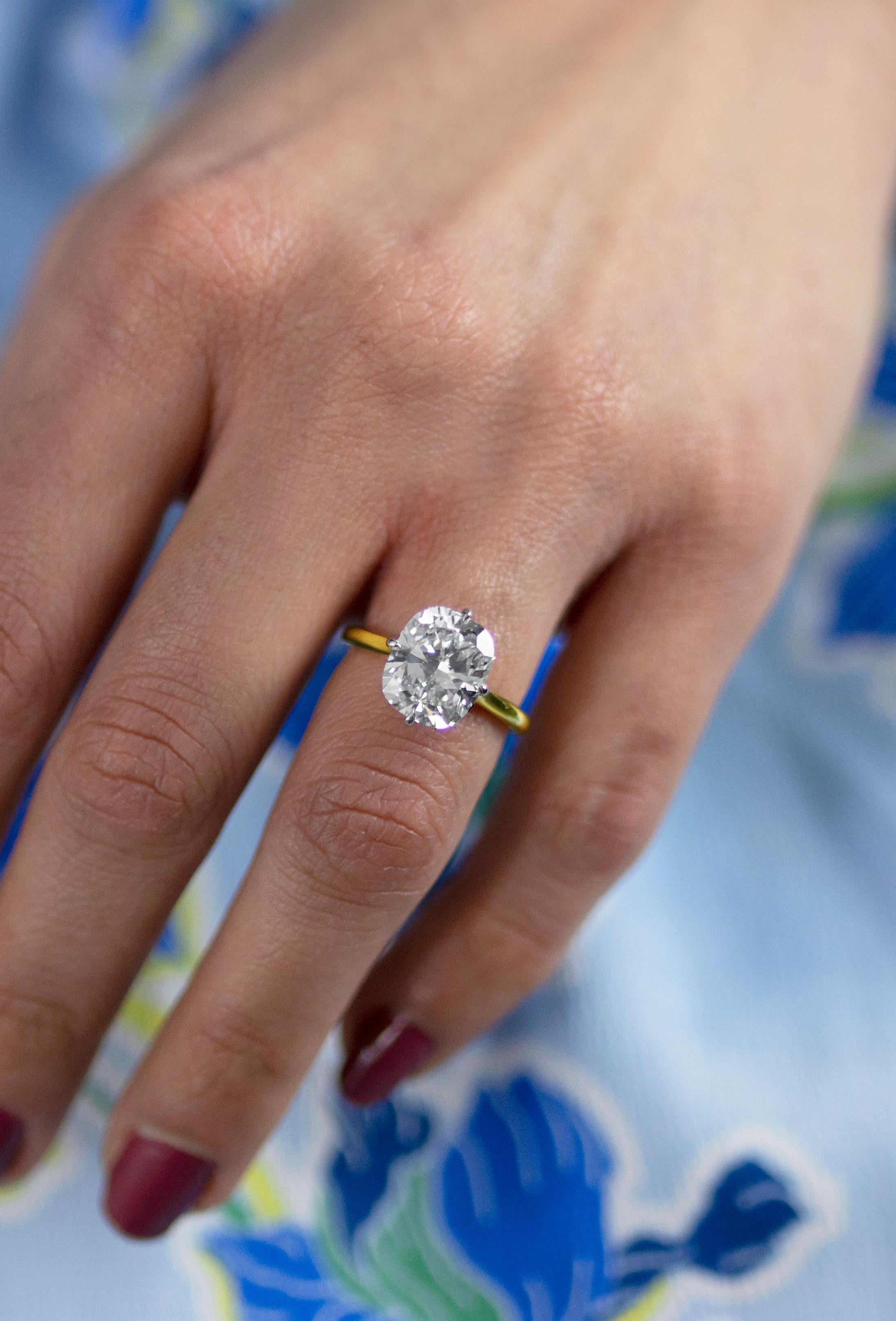 Bague de fiançailles solitaire certifiée GIA de 5.02 carats de diamant taillé en coussin en vente 1