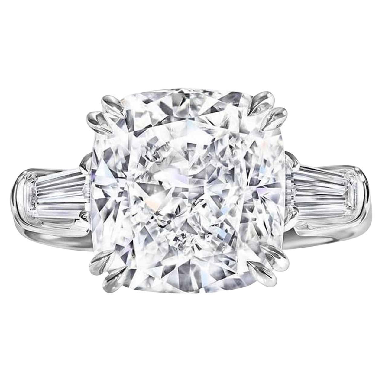 Anillo de tres piedras con diamante en cojín de 5,25 quilates certificado por el GIA en oro blanco de 18 quilates