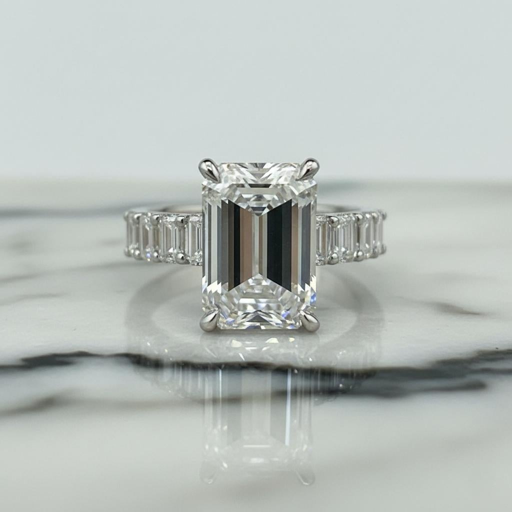Contemporain Bague de fiançailles en platine avec diamant taille émeraude de 5.02 carats certifié par le GIA en vente