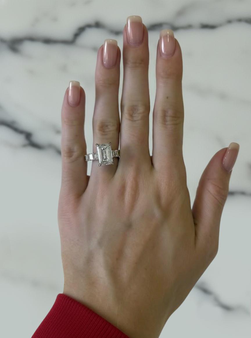 Taille émeraude Bague de fiançailles en platine avec diamant taille émeraude de 5.02 carats certifié par le GIA en vente