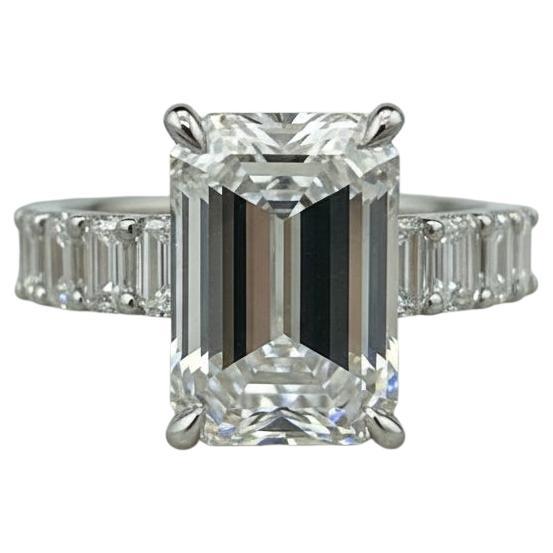 Bague de fiançailles en platine avec diamant taille émeraude de 5.02 carats certifié par le GIA