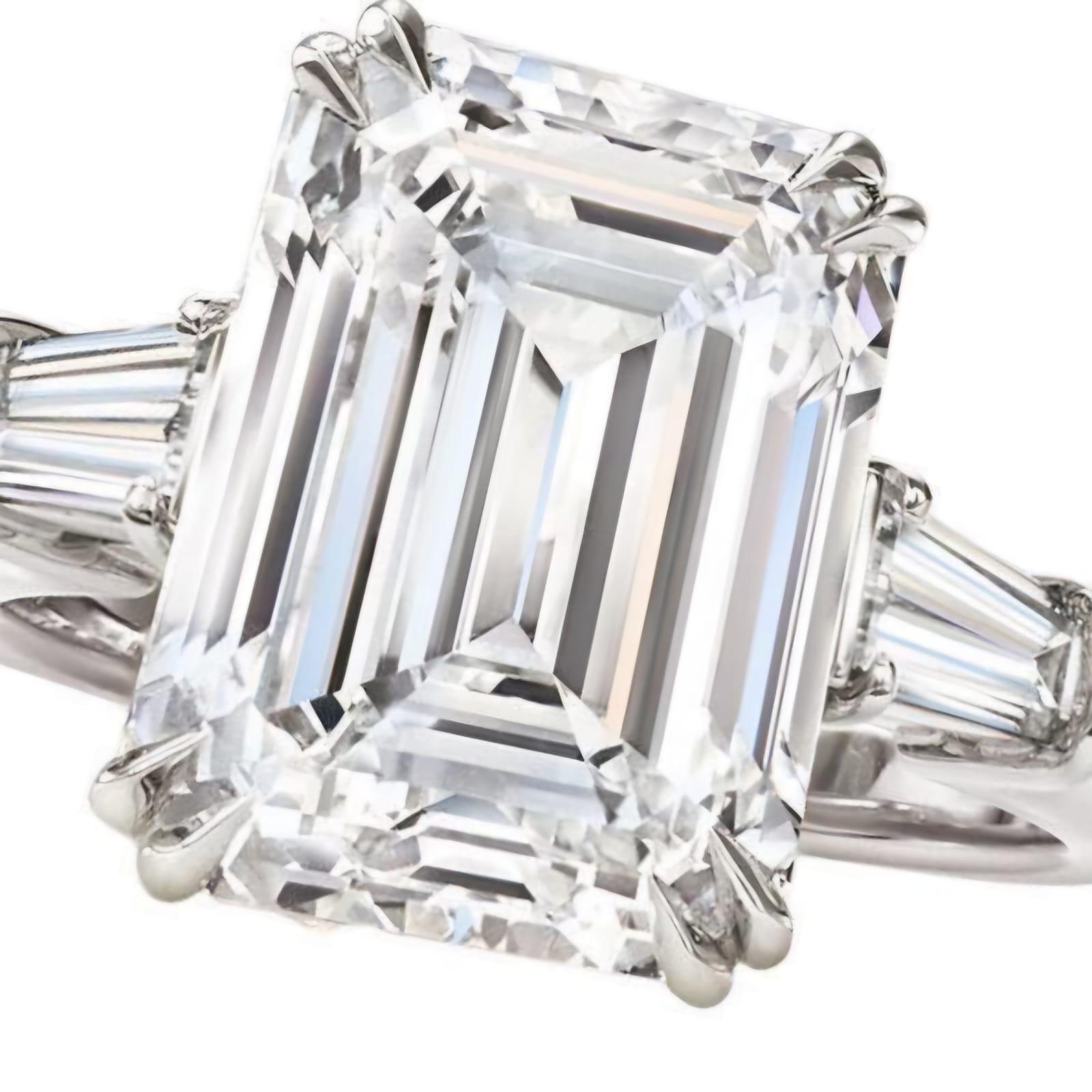GIA Certified 5.02 Carat Emerald Cut Diamond Ring VVS1 Clarity H Color In New Condition For Sale In Mumbai, IN
