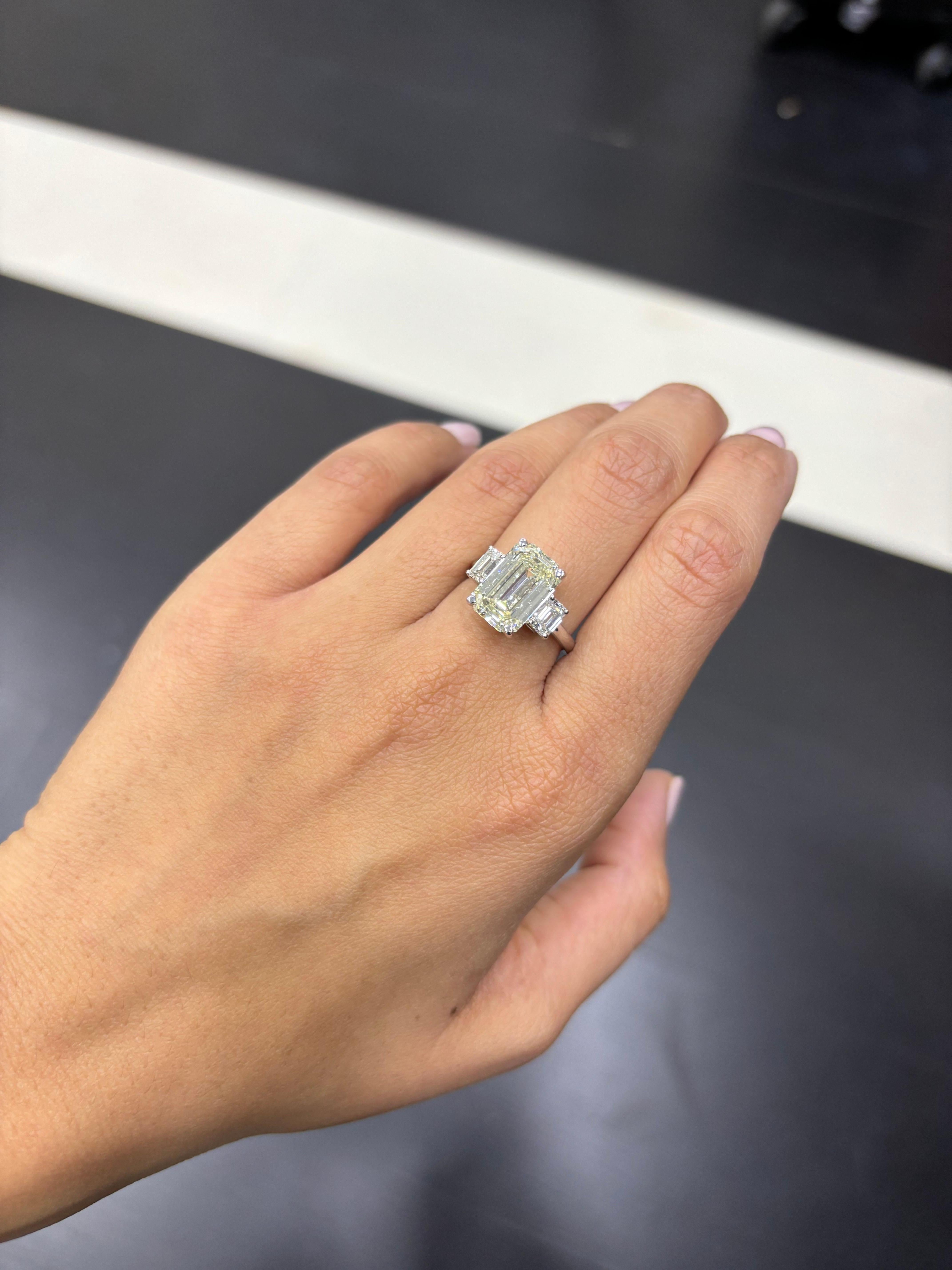 Bague de fiançailles à trois pierres certifiée GIA, 5,02 carats, diamant taille émeraude en vente 4
