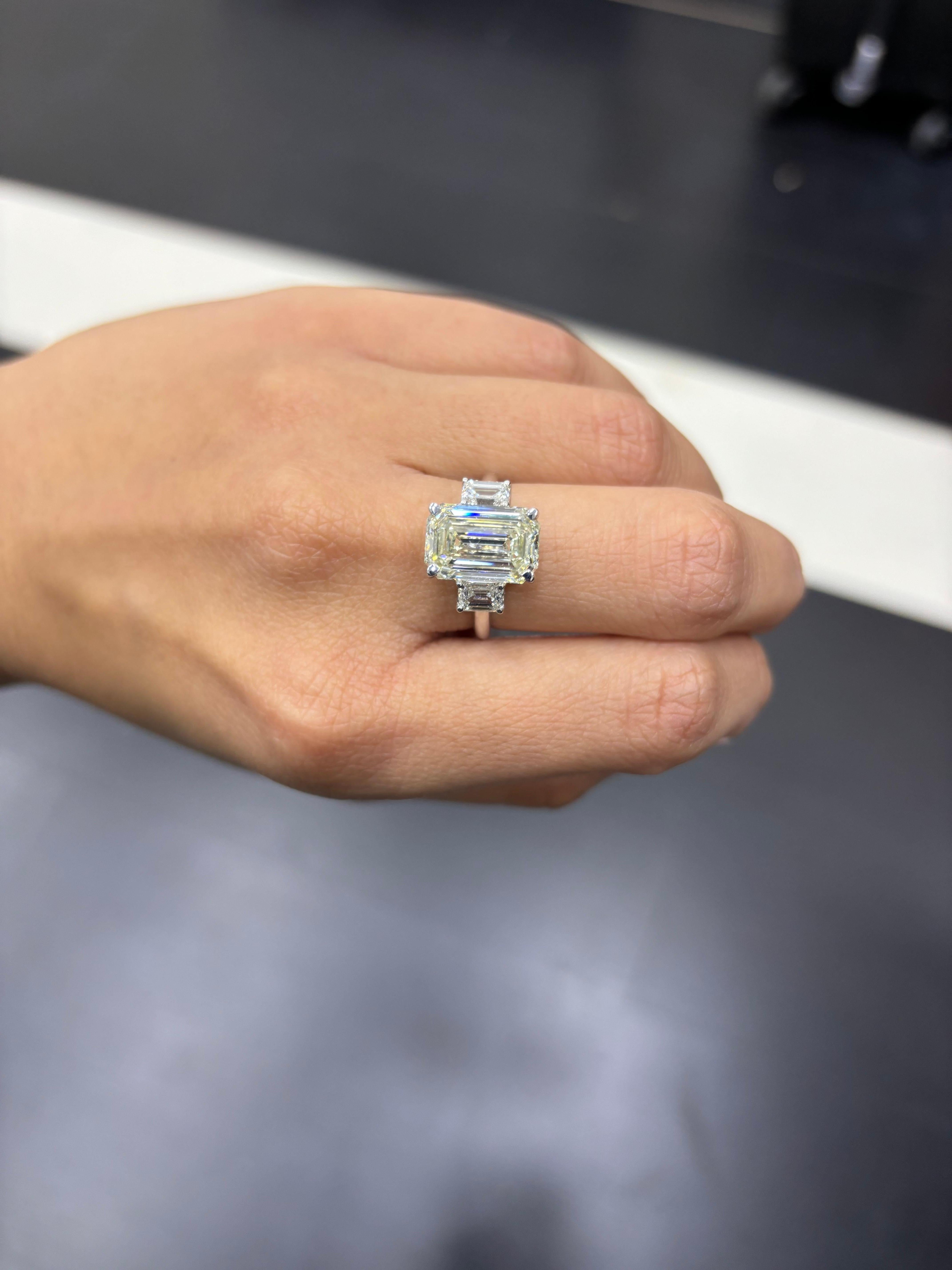 Bague de fiançailles à trois pierres certifiée GIA, 5,02 carats, diamant taille émeraude en vente 5