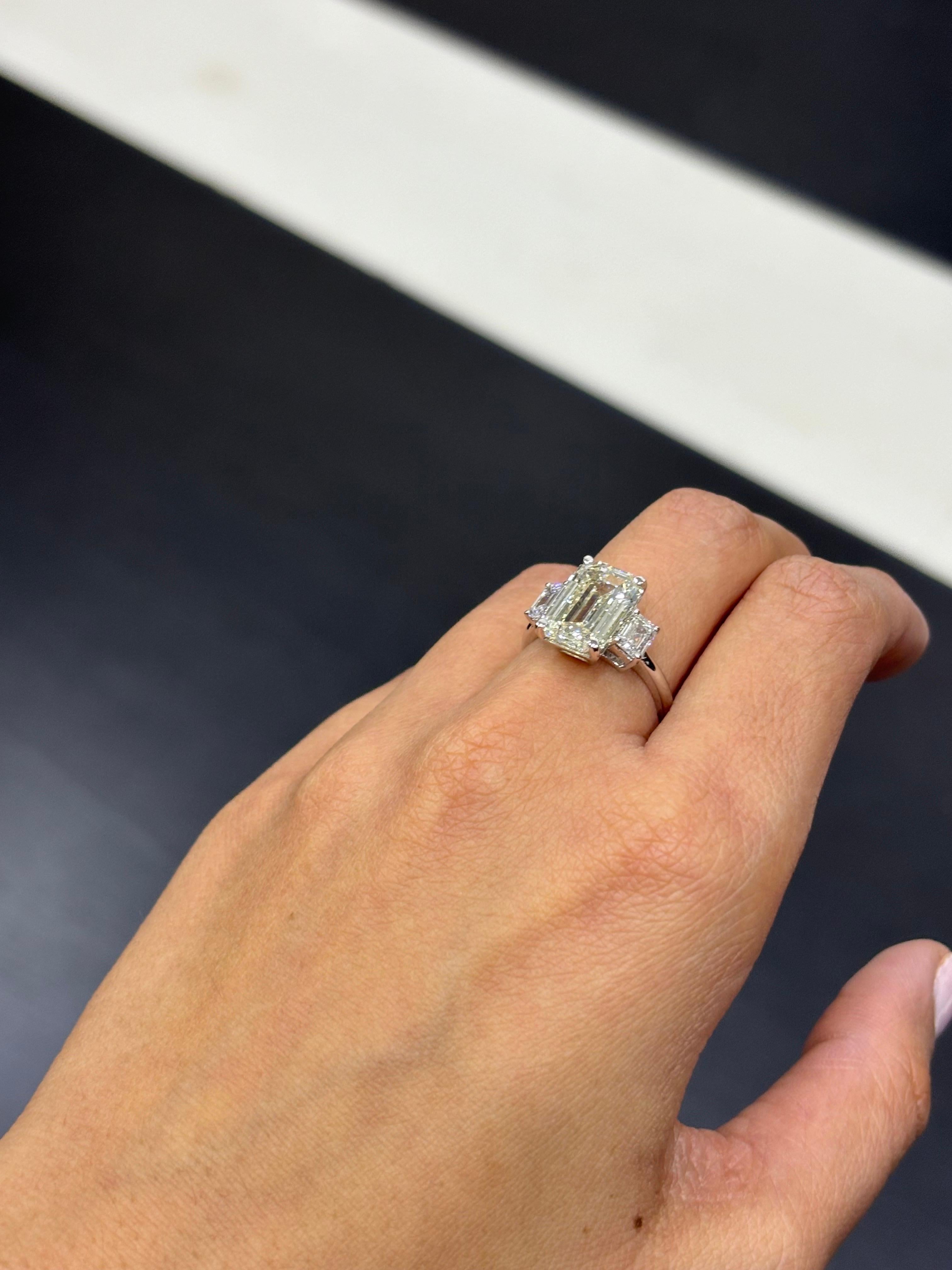 Moderne Bague de fiançailles à trois pierres certifiée GIA, 5,02 carats, diamant taille émeraude en vente