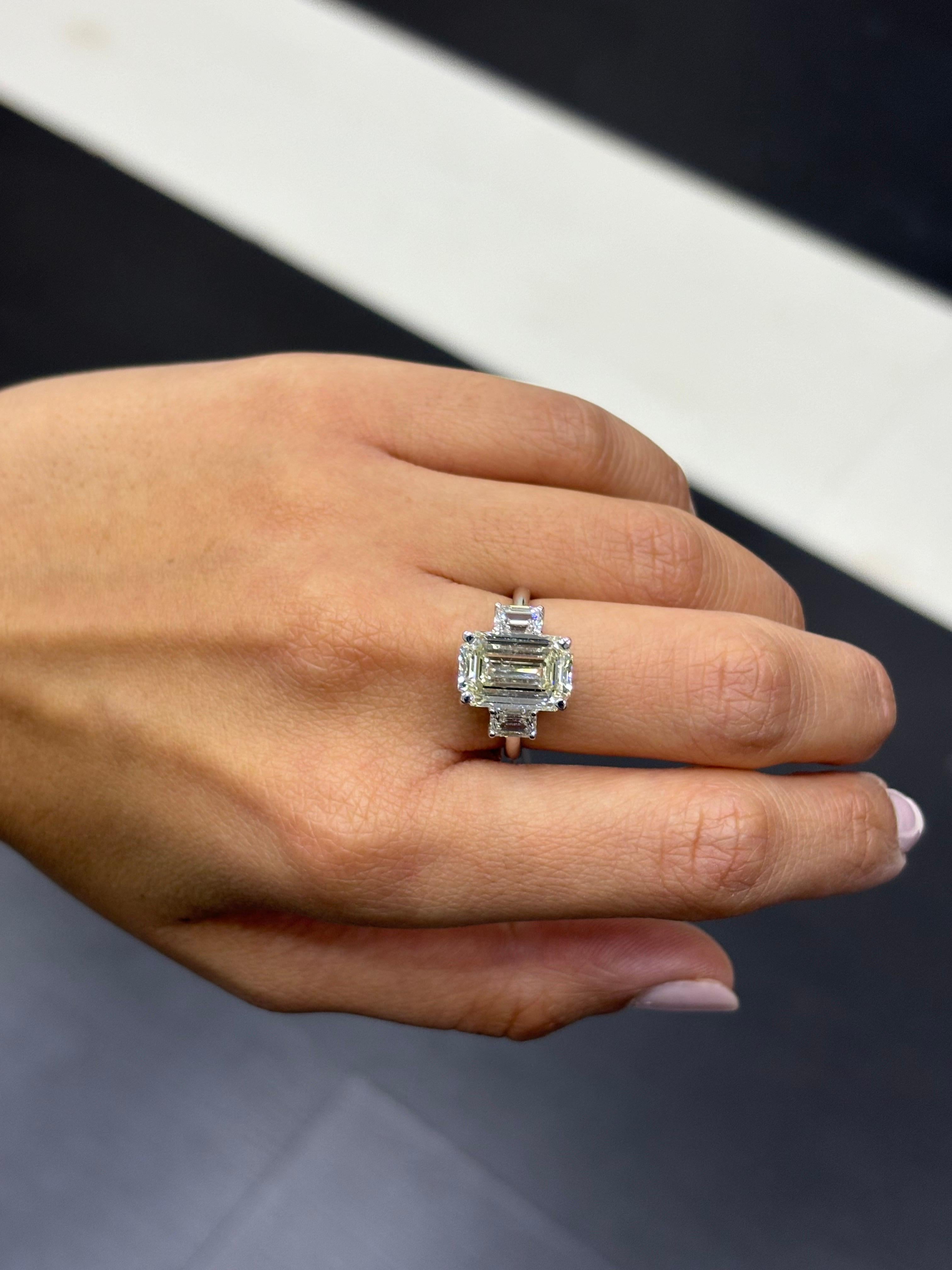 Taille émeraude Bague de fiançailles à trois pierres certifiée GIA, 5,02 carats, diamant taille émeraude en vente