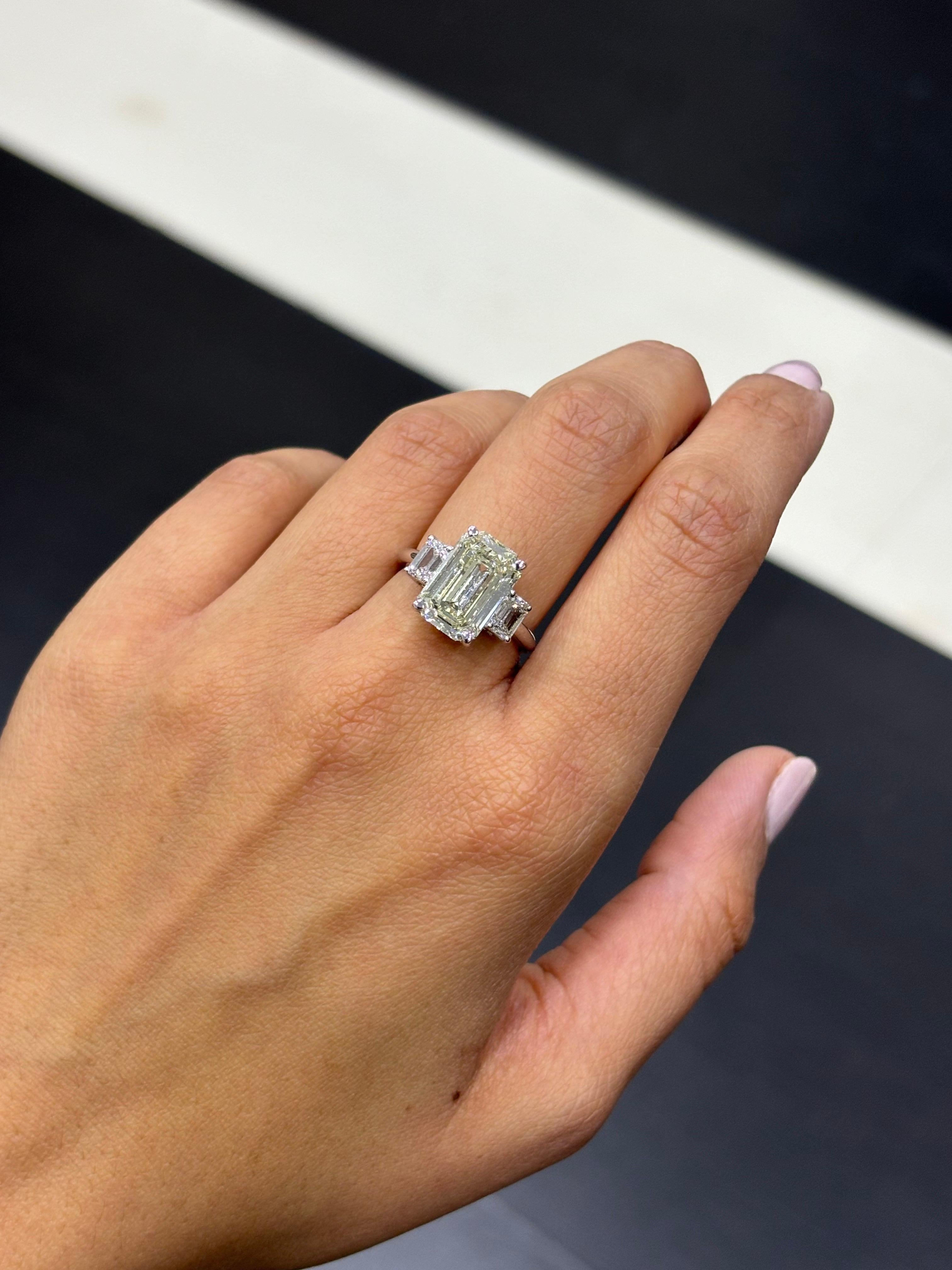 Bague de fiançailles à trois pierres certifiée GIA, 5,02 carats, diamant taille émeraude Neuf - En vente à Bangkok, Thailand
