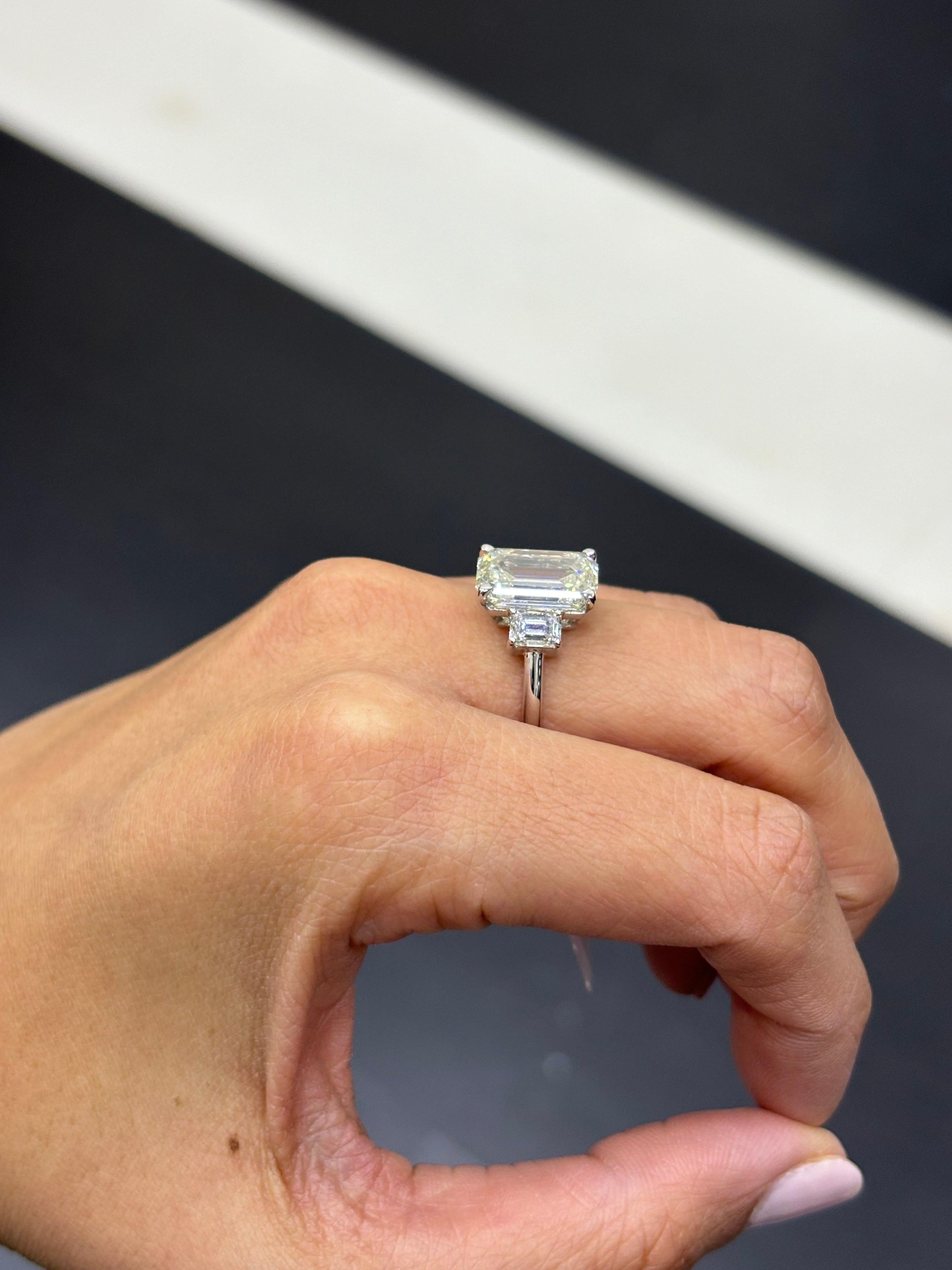 Bague de fiançailles à trois pierres certifiée GIA, 5,02 carats, diamant taille émeraude Pour femmes en vente