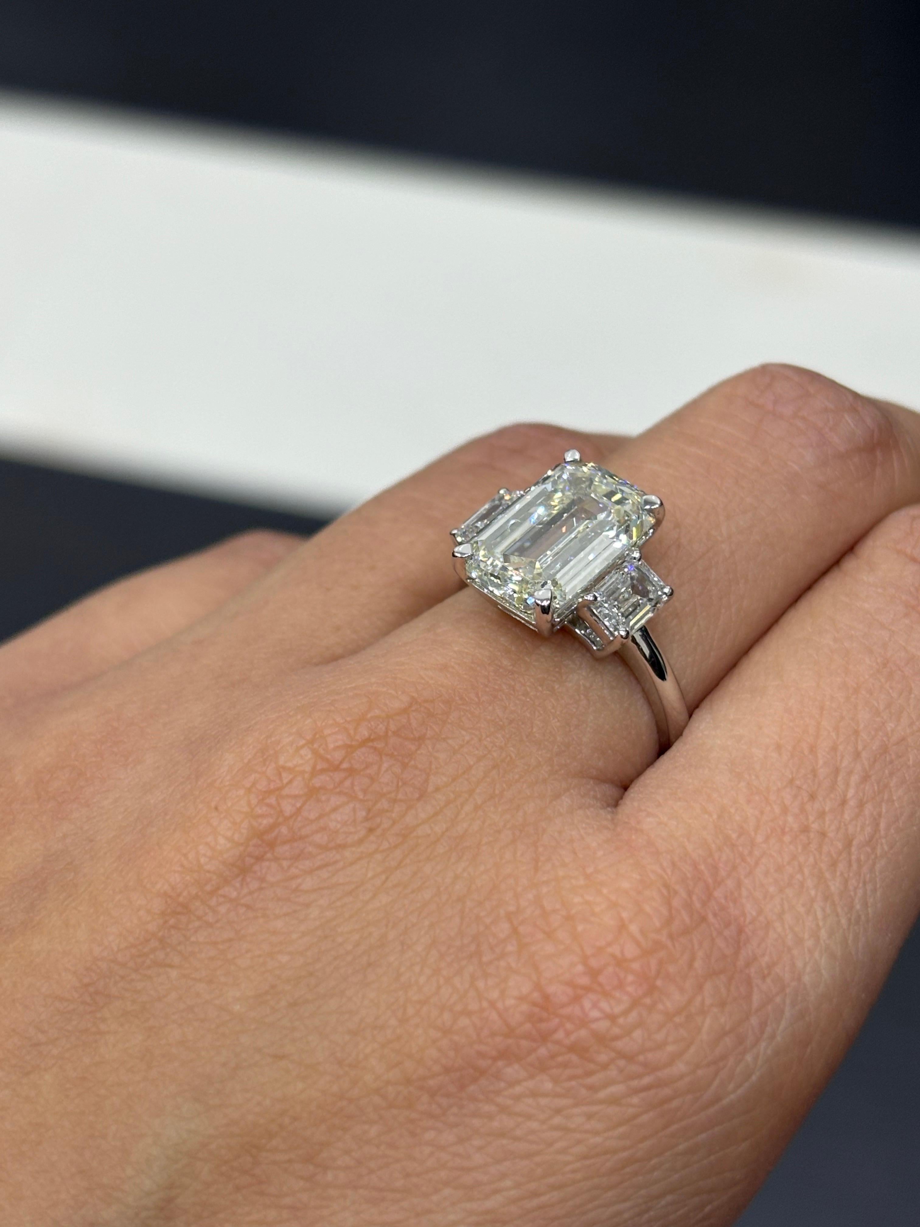 Bague de fiançailles à trois pierres certifiée GIA, 5,02 carats, diamant taille émeraude en vente 2