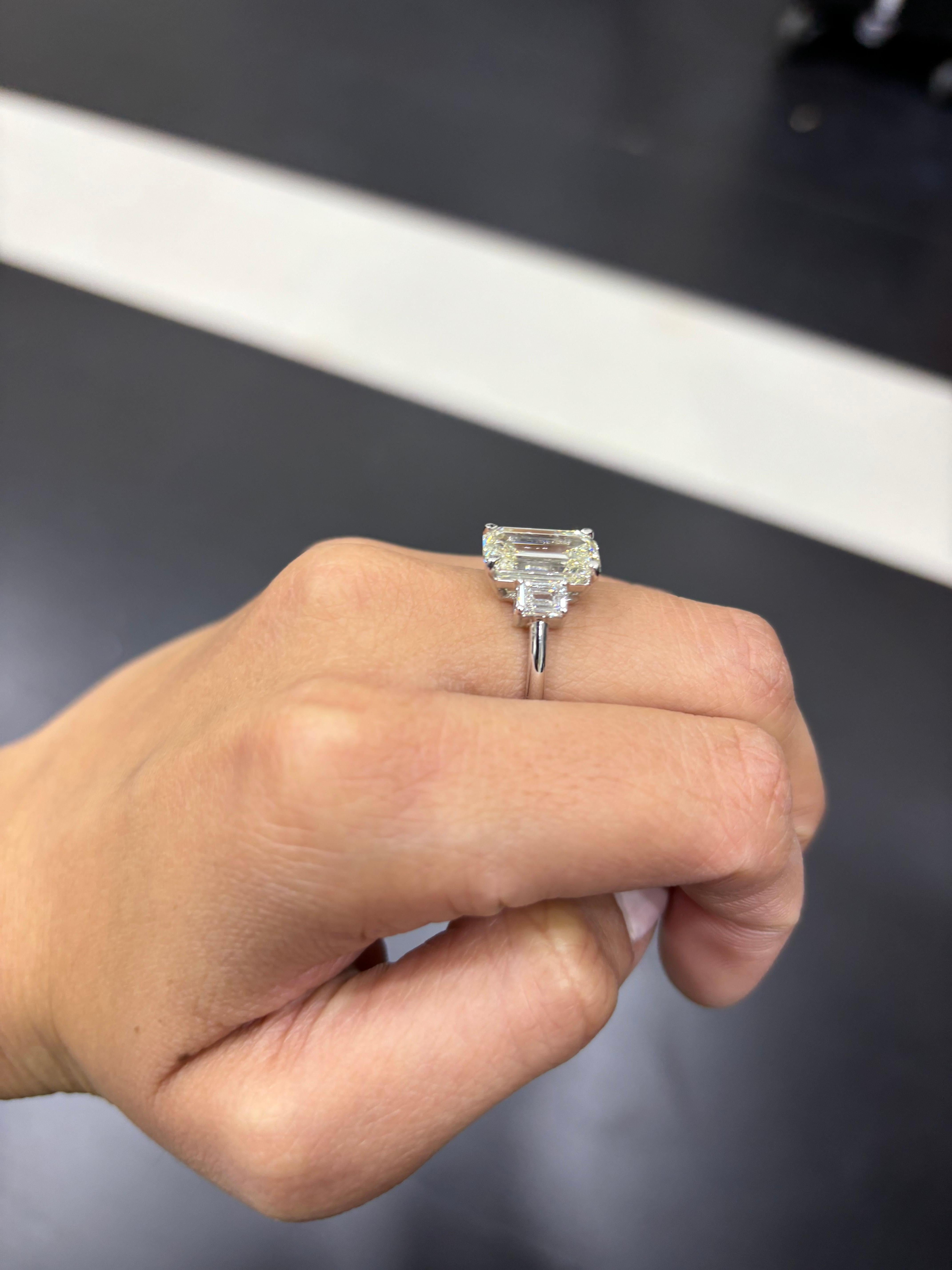 Bague de fiançailles à trois pierres certifiée GIA, 5,02 carats, diamant taille émeraude en vente 3