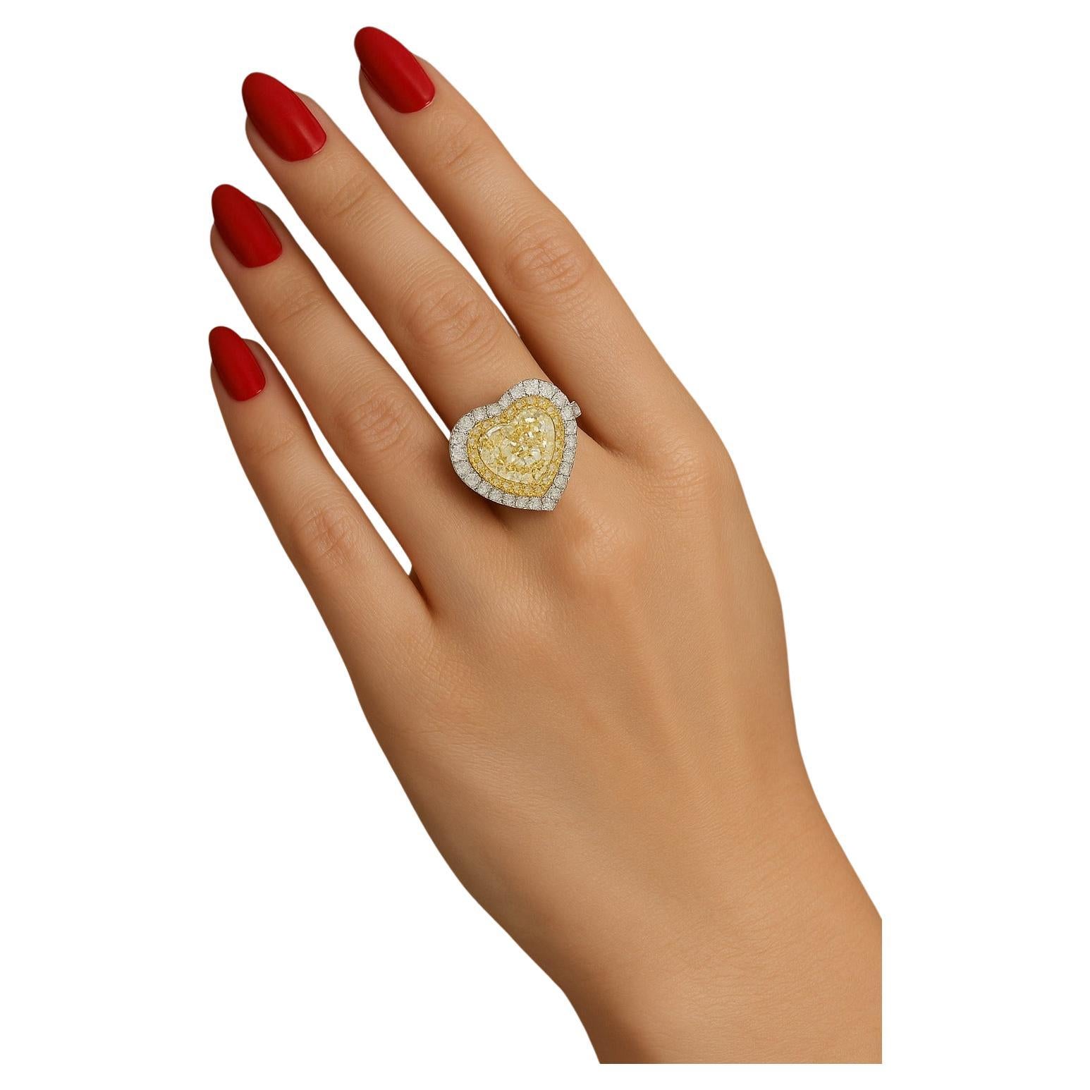GIA zertifiziert 5,02 Karat Fancy Yellow Heart Diamant Double Halo Ring

Dieser außergewöhnliche Ring präsentiert einen GIA-zertifizierten 5,02 Karat schweren, herzförmigen Brillanten mit der Farbe Fancy Yellow, der Reinheit VVS2 und einer