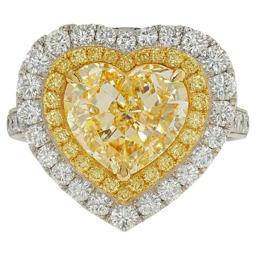GIA zertifiziert 5,02 Karat Fancy Yellow Heart Diamant Double Halo Ring im Angebot