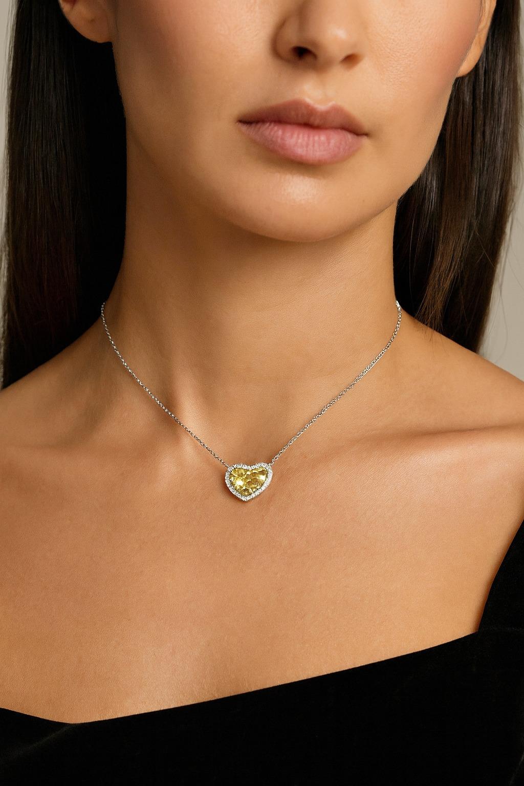 GIA-zertifiziert 5,02 Karat Fancy Yellow Heart Shape Diamant-Anhänger (VVS2 Klarheit) im Zustand „Neu“ im Angebot in Chicago, IL