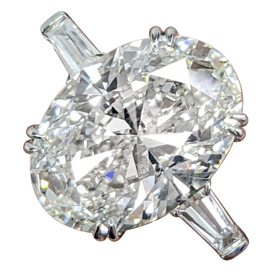 Anillo de compromiso de diamante ovalado de 5,02 quilates certificado por el GIA con baguette cónica