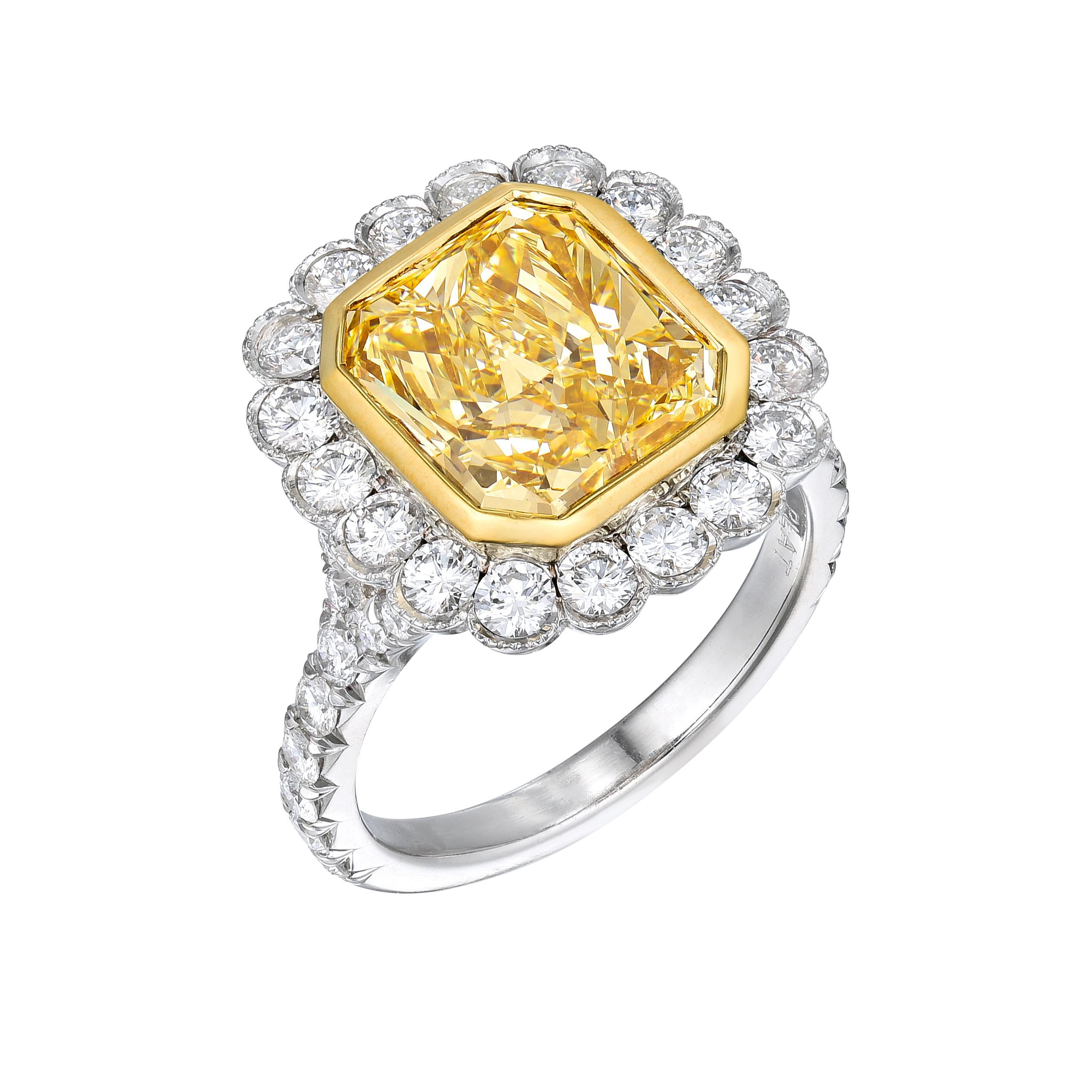 Diamant-Platinring mit GIA-Zertifikat, Nr. 1162532915. Mittelstein: 4,02ct Diamant im Radiant-Schliff Fancy Yellow, 10,2 x 9,1 x 5,0 mm. Seitliche Steine: 1,00ct Brillante runde Diamanten: F-G VS1-SI1. Karatgewicht insgesamt: 5,02ct. EGL-Bericht Nr.