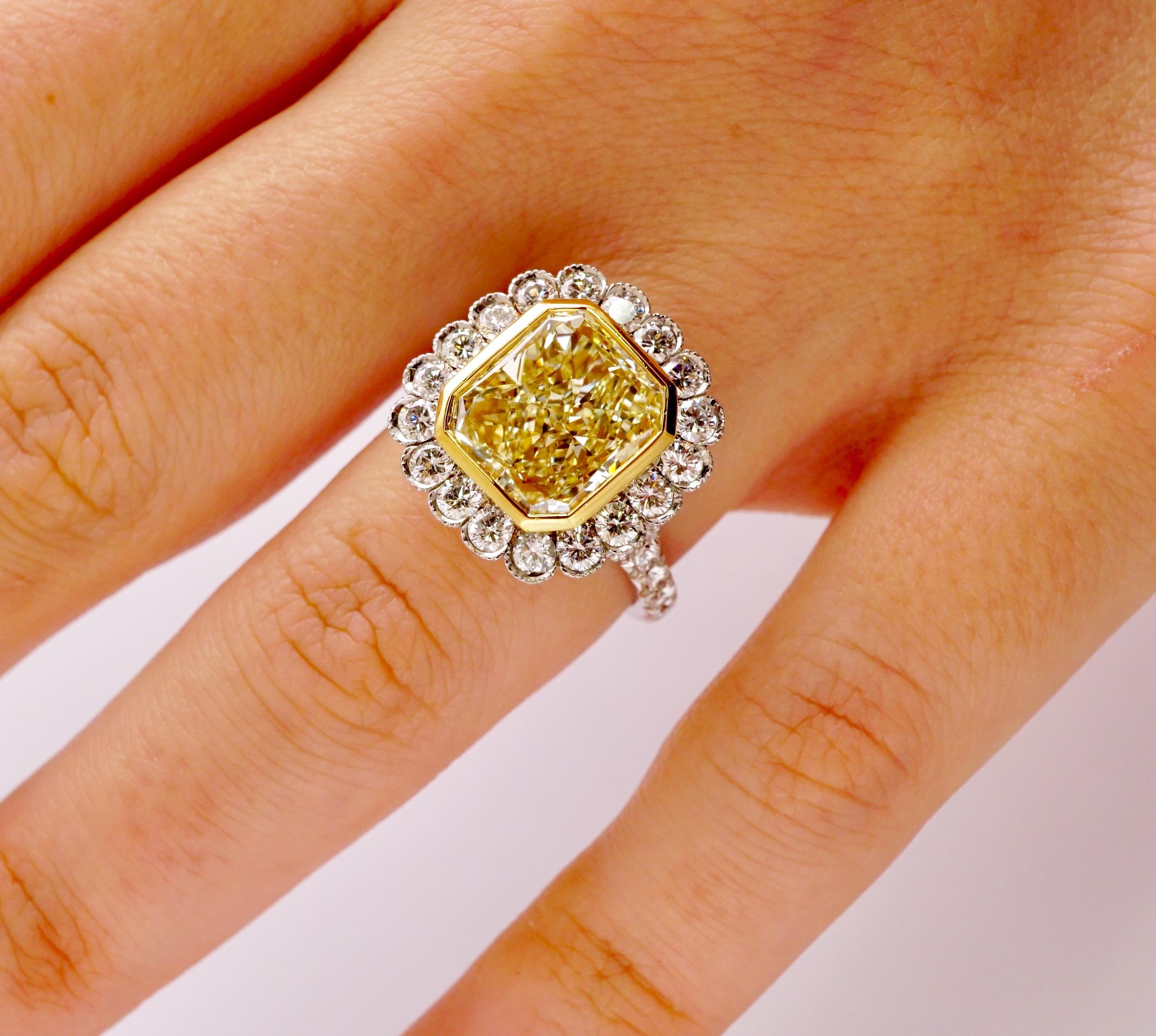 Verlobungsring aus Platin mit GIA-zertifiziertem 4,02 Karat strahlendem gelbem Fancy-Diamant (Zeitgenössisch) im Angebot