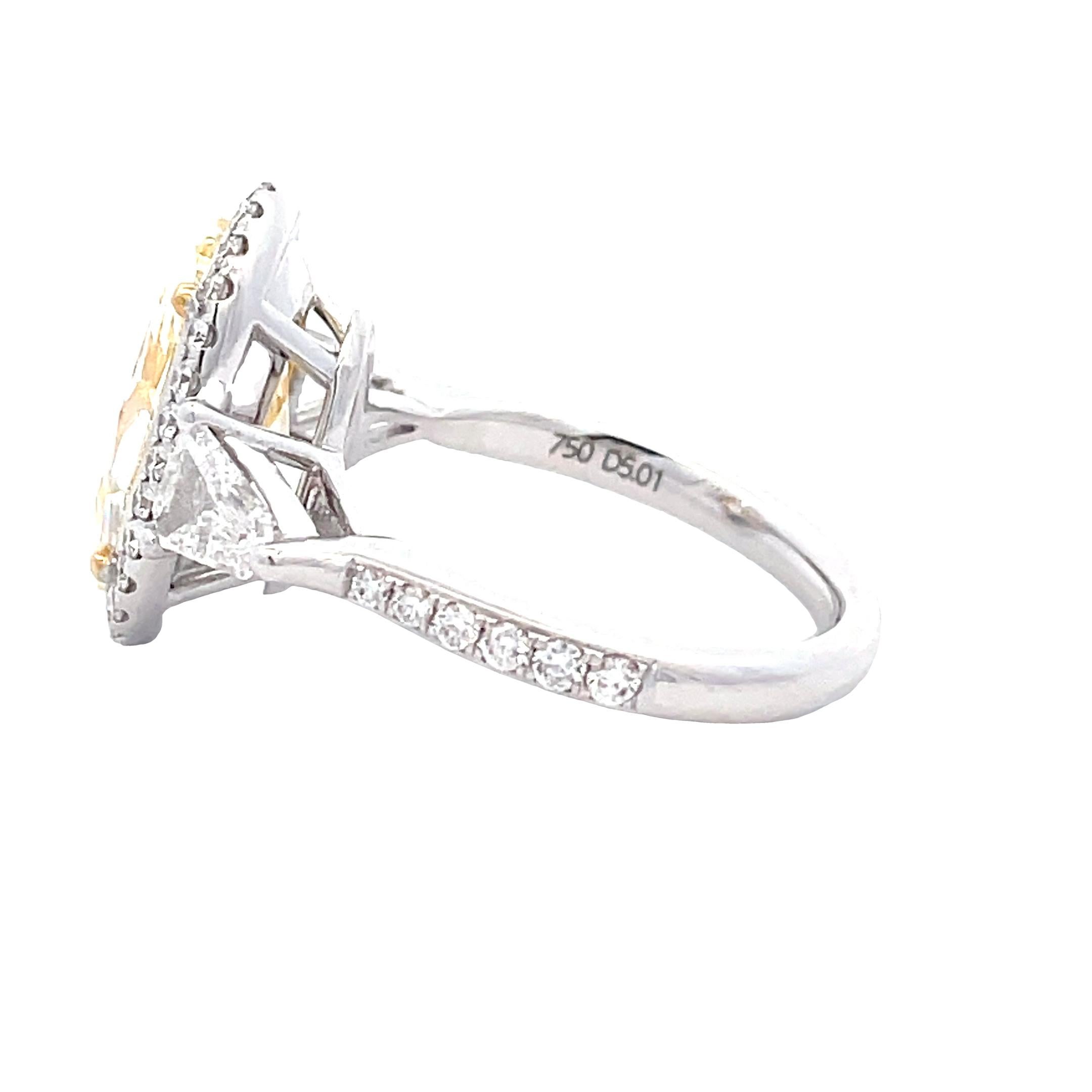 Taille ovale Bague 18 carats avec diamant jaune de 5,02 carats certifié GIA et diamant blanc de 1,13 carat en vente