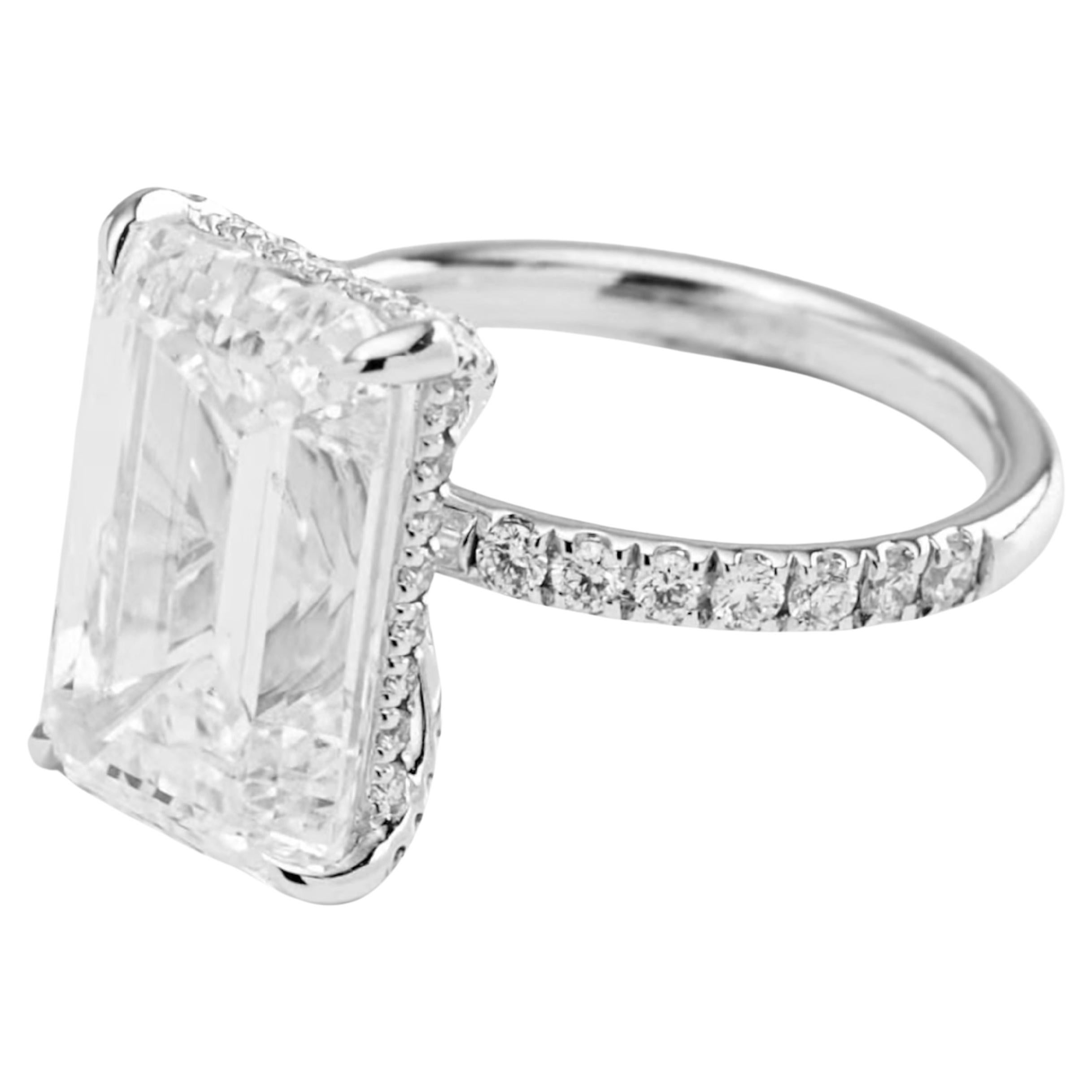 GIA Certified 5,03 Carat E VS2 Emerald Cut Diamond Platinum Pavé Ring

Esempio di eleganza senza tempo, questo anello presenta un diamante Eleg Cut da 5,03 carati certificato GIA, di colore E e purezza VS2: una combinazione splendidamente