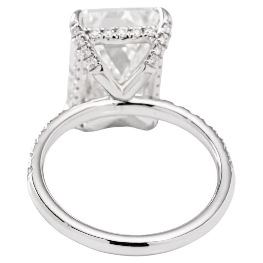 Contemporaneo GIA Certified 5,03 Carat E VS2 Emerald Cut Diamond Platinum Pavé Ring in vendita