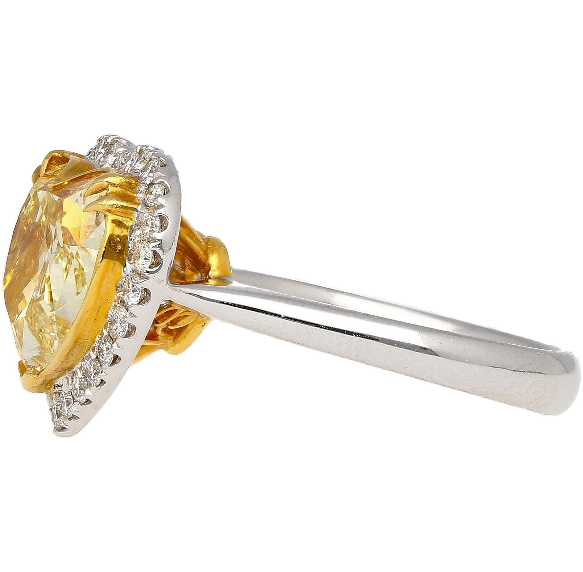 Taille cœur Bague en or 18 carats avec diamant jaune fantaisie en forme de cœur de 5,03 carats certifié par le GIA en vente
