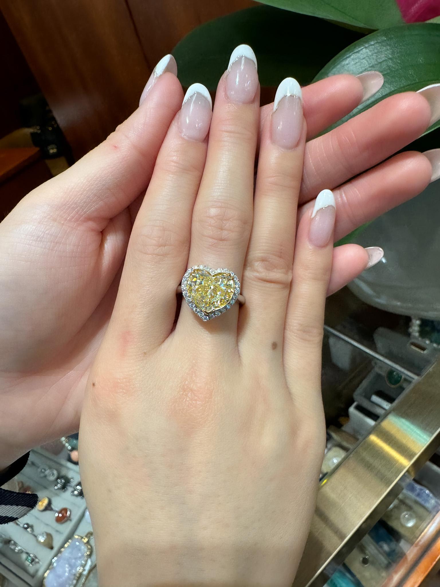 Bague en or 18 carats avec diamant jaune fantaisie en forme de cœur de 5,03 carats certifié par le GIA Bon état - En vente à Miami, FL