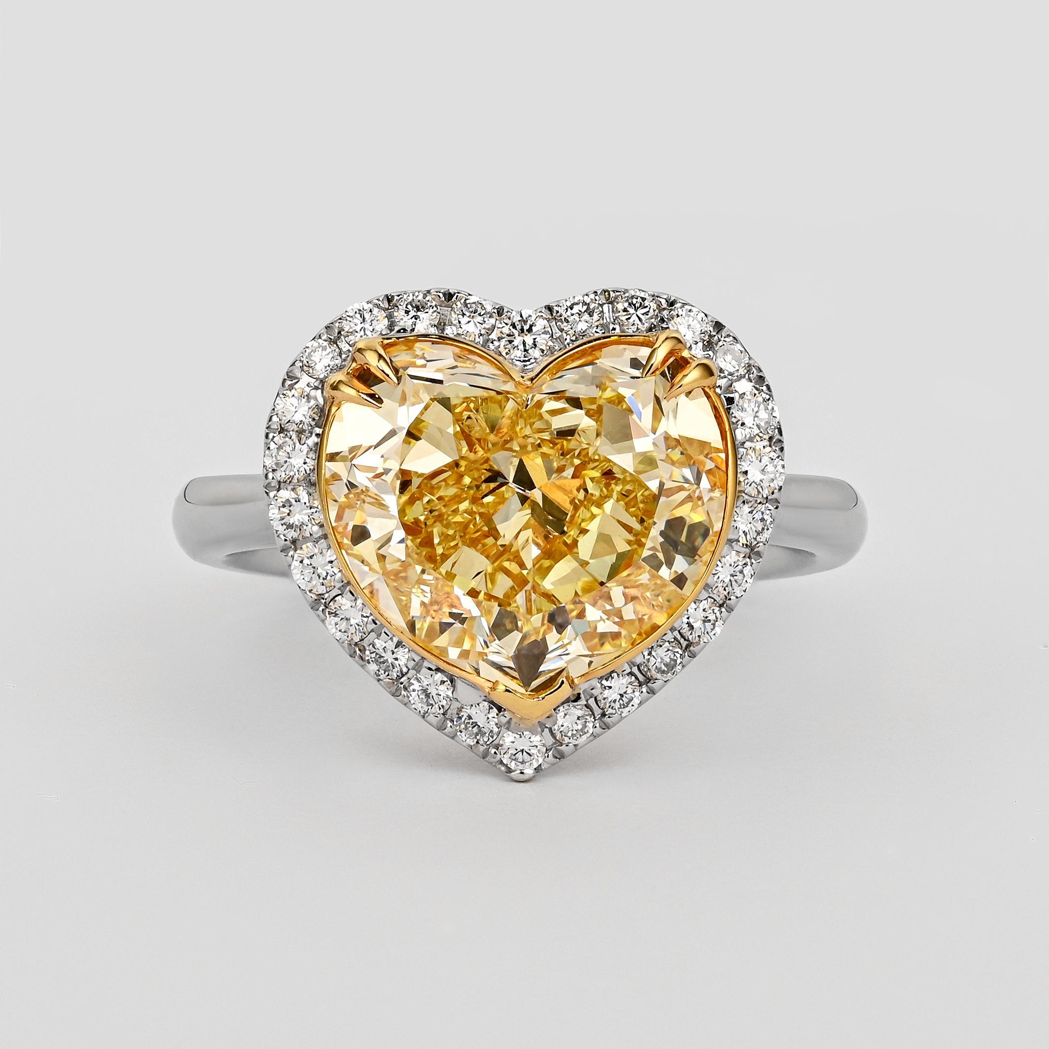Bague certifiée GIA de 5,03 carats de diamant de taille cœur de couleur jaune fantaisie avec un halo de diamant blanc de taille ronde. Serti en or blanc et jaune 18 carats. La tige de l'anneau porte un panier en or jaune et un fond en forme de cœur