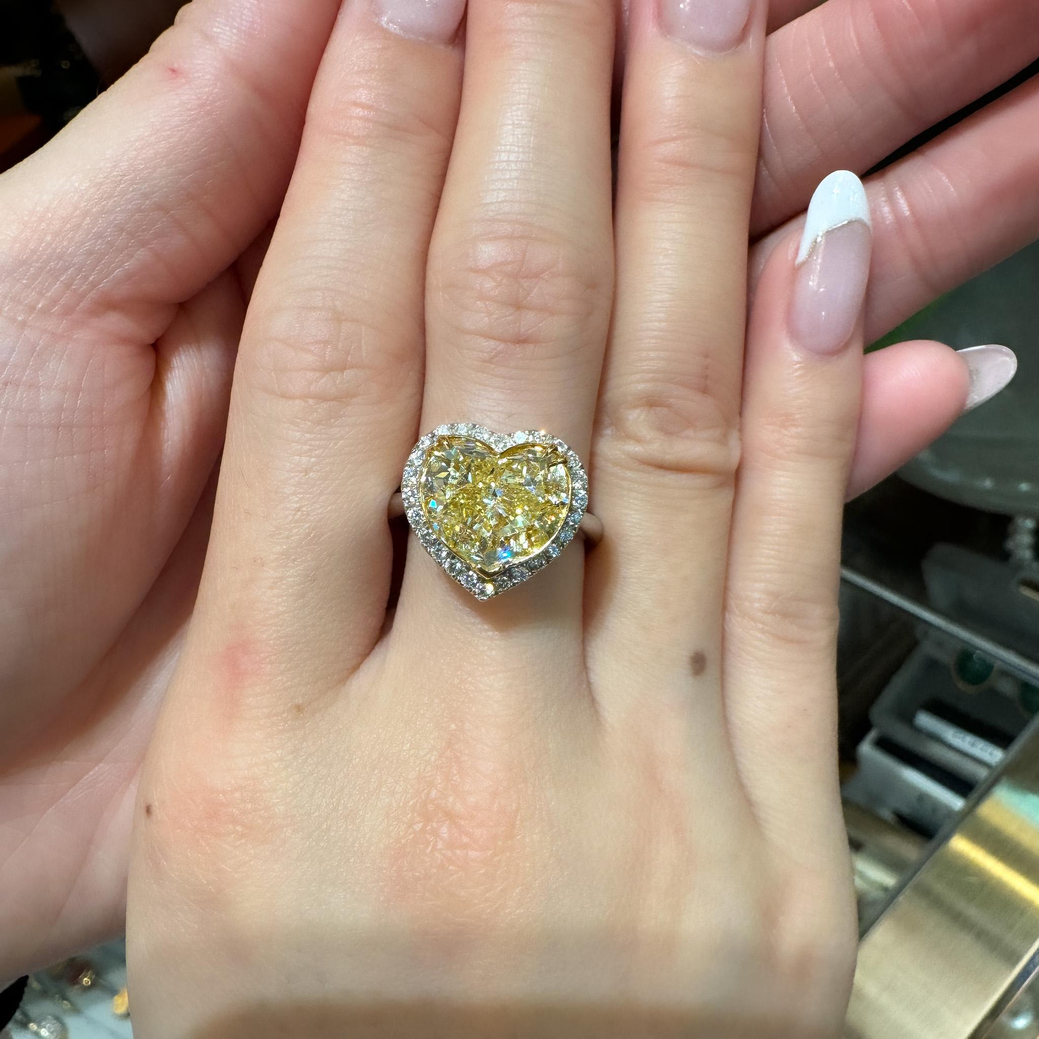 Bague en or 18 carats avec diamant jaune fantaisie en forme de cœur de 5,03 carats certifié par le GIA en vente 1