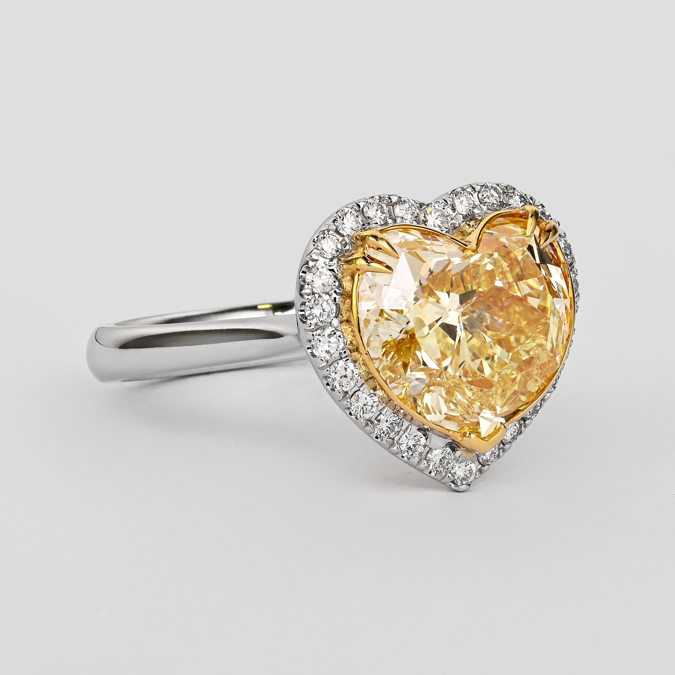 Contemporain Bague en or 18 carats avec diamant jaune fantaisie en forme de cœur de 5,03 carats certifié par le GIA en vente