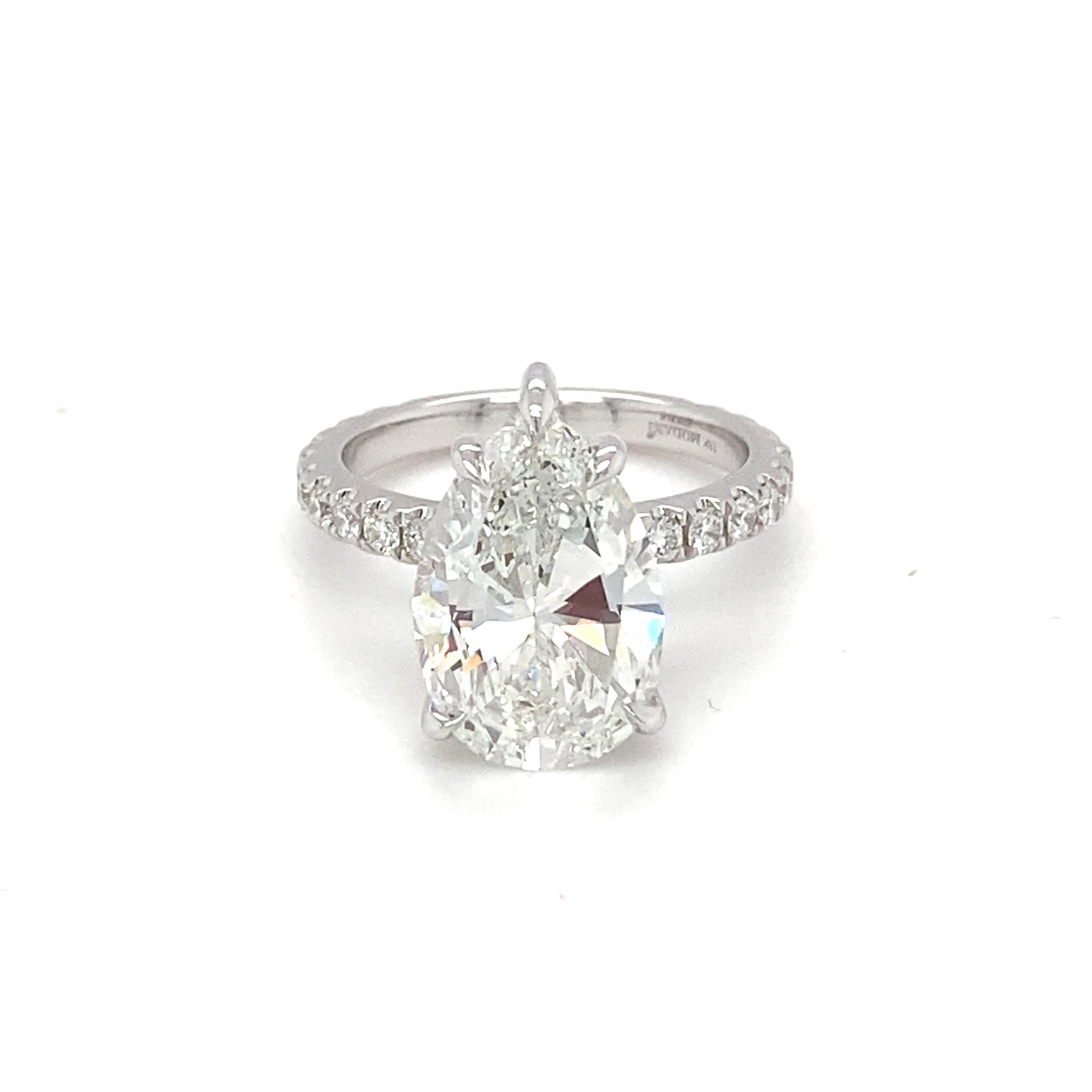 ¡Este anillo de compromiso de diamantes en forma de pera H VS1 de 5,03 quilates certificado por el GIA es asombrosamente increíble! Montada en oro blanco de 18 quilates y hecha a mano por artesanos altamente cualificados. Cada detalle ha sido