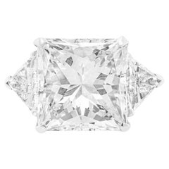 Diamante talla princesa de 5.03 quilates certificado por el GIA con diamante trillón en platino