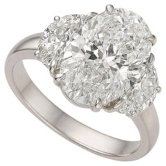 Diamante de talla oval de 5,01 qt certificado por el GIA con diamantes de media luna en oro blanco de 18 quilates
