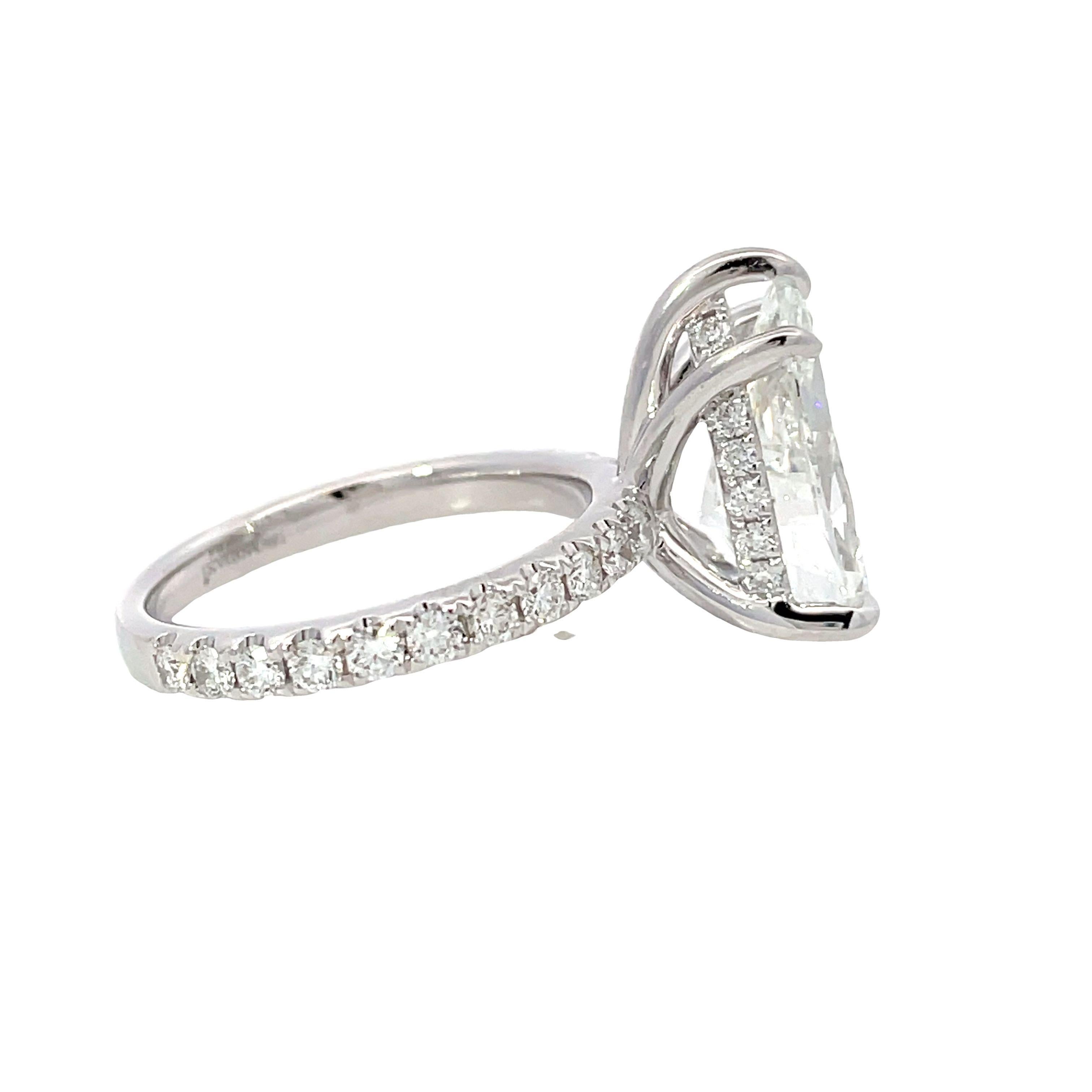 Embrassez la sophistication avec notre bague 18 carats qui met en valeur un diamant blanc en forme de poire de 5,03 cm3 (H, VS1) accentué par des diamants blancs ronds de 0,86 cm3, certifiés par le GIA (Cert. No. 7235044592).