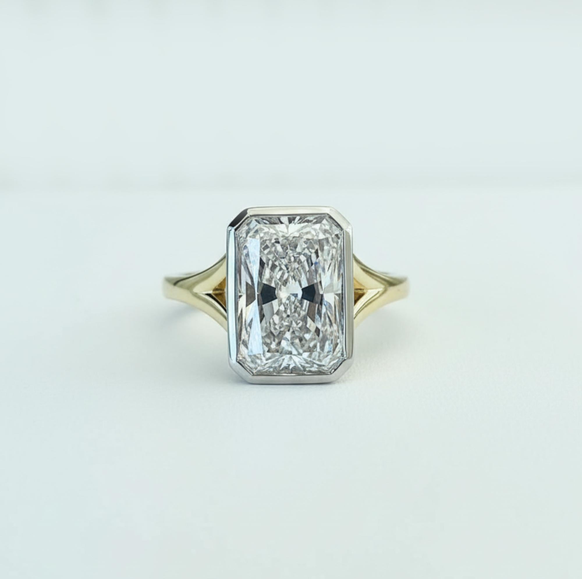 GIA zertifiziert 5,04 Karat Radiant Cut Diamant Zwei-Ton-Lünette Set Ring (Radiantschliff) im Angebot