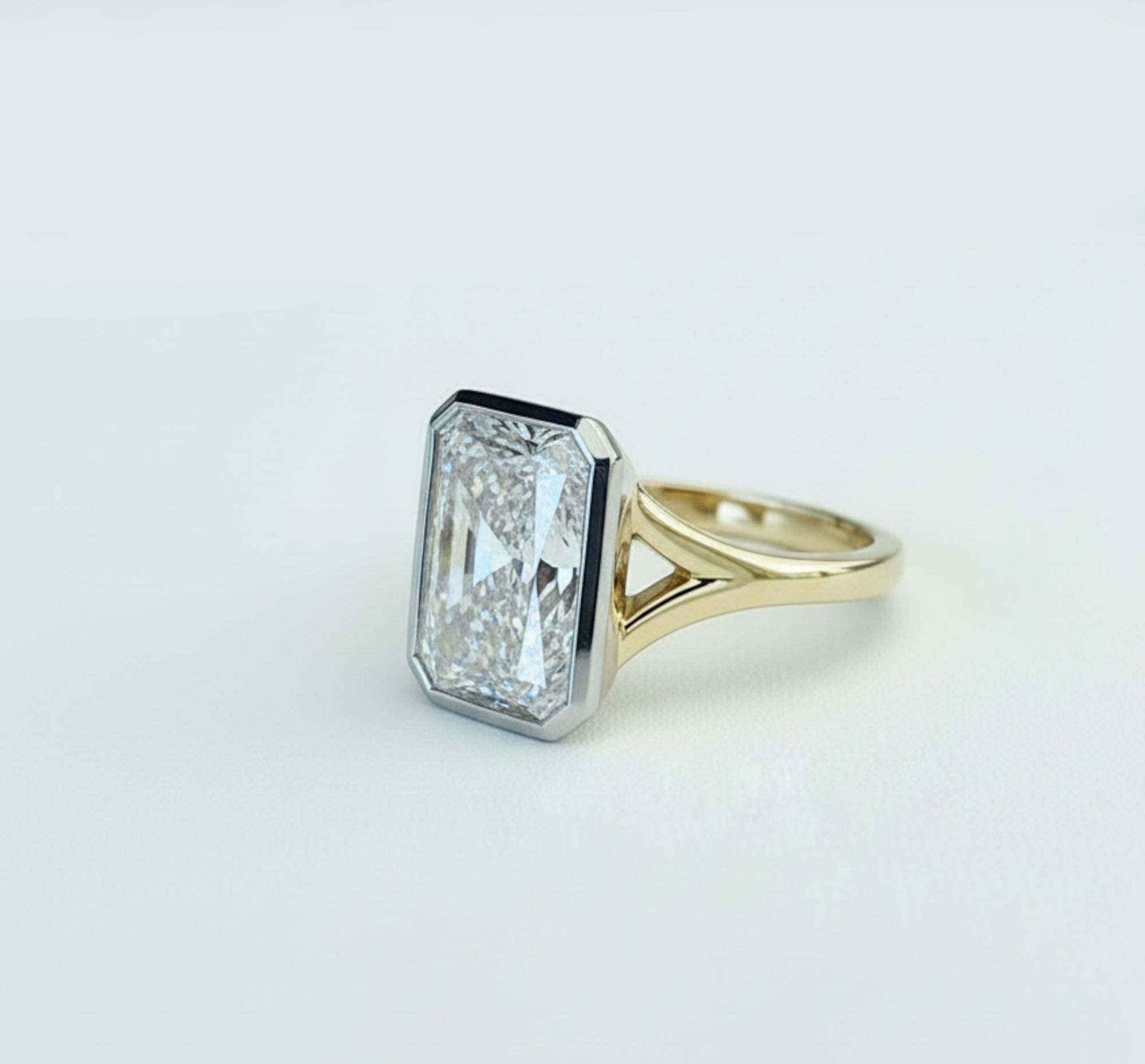 GIA zertifiziert 5,04 Karat Radiant Cut Diamant Zwei-Ton-Lünette Set Ring im Zustand „Neu“ im Angebot in Chicago, IL