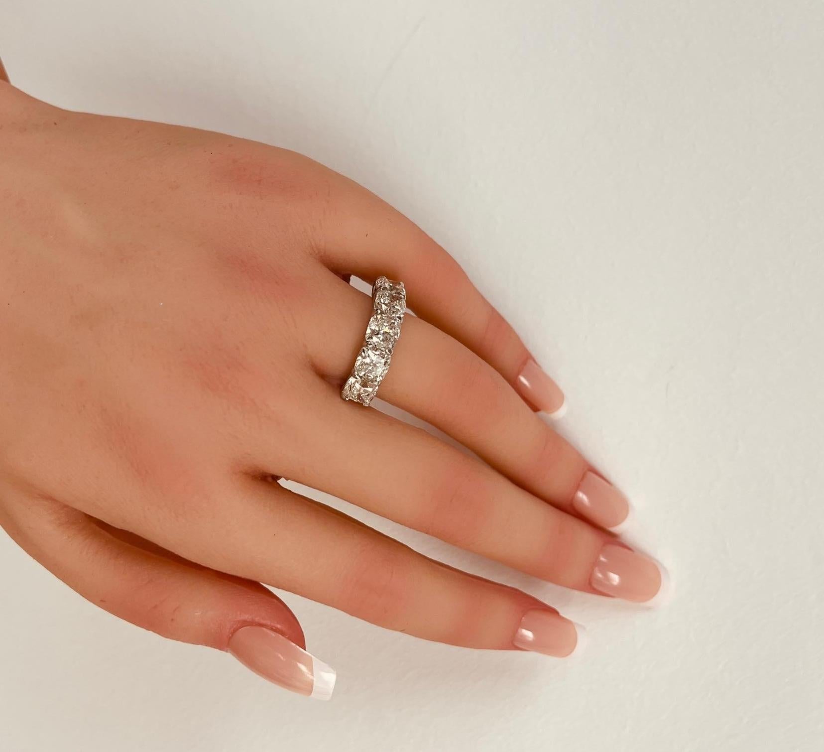 5,04 Ctw. GIA zertifiziert  Halb-Eternity-Ring aus Platin mit Diamanten im Kissenschliff im Angebot 1
