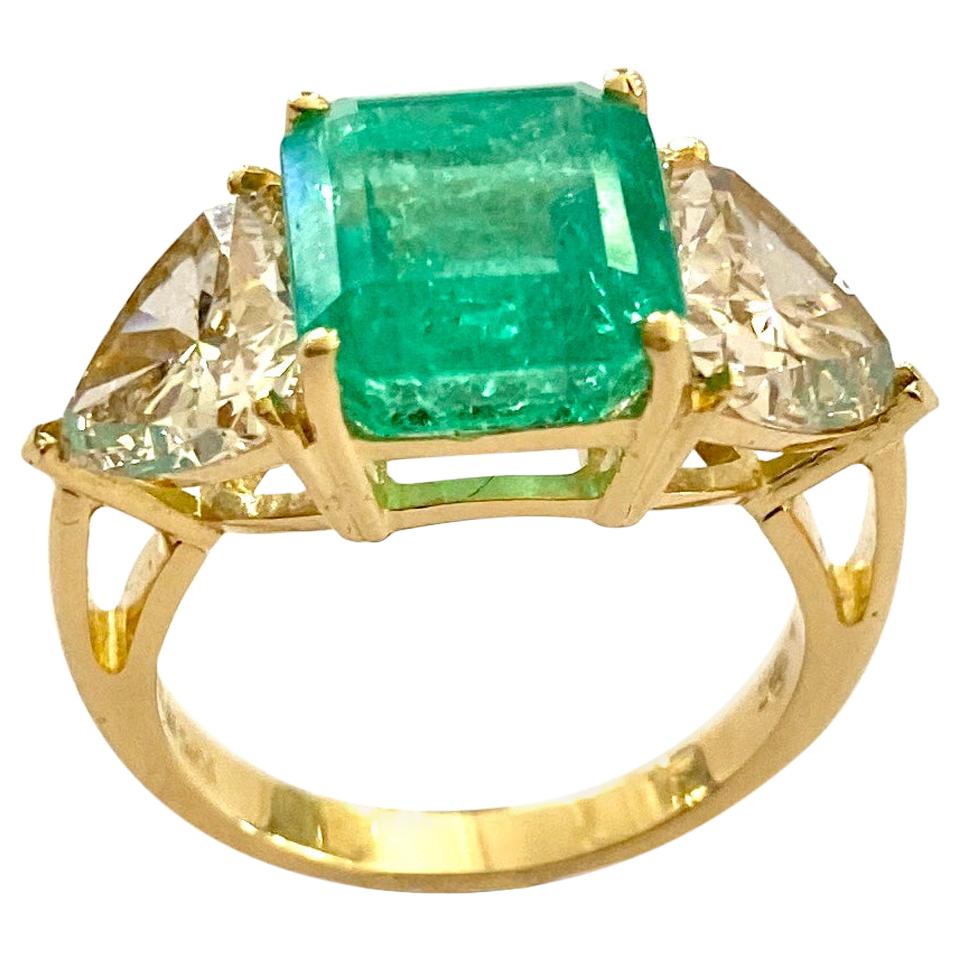 GIA Certified 5.05 Carat Colombian Emerald 'Munzo mine' 2 Diamonds 3.65 Carat For Sale